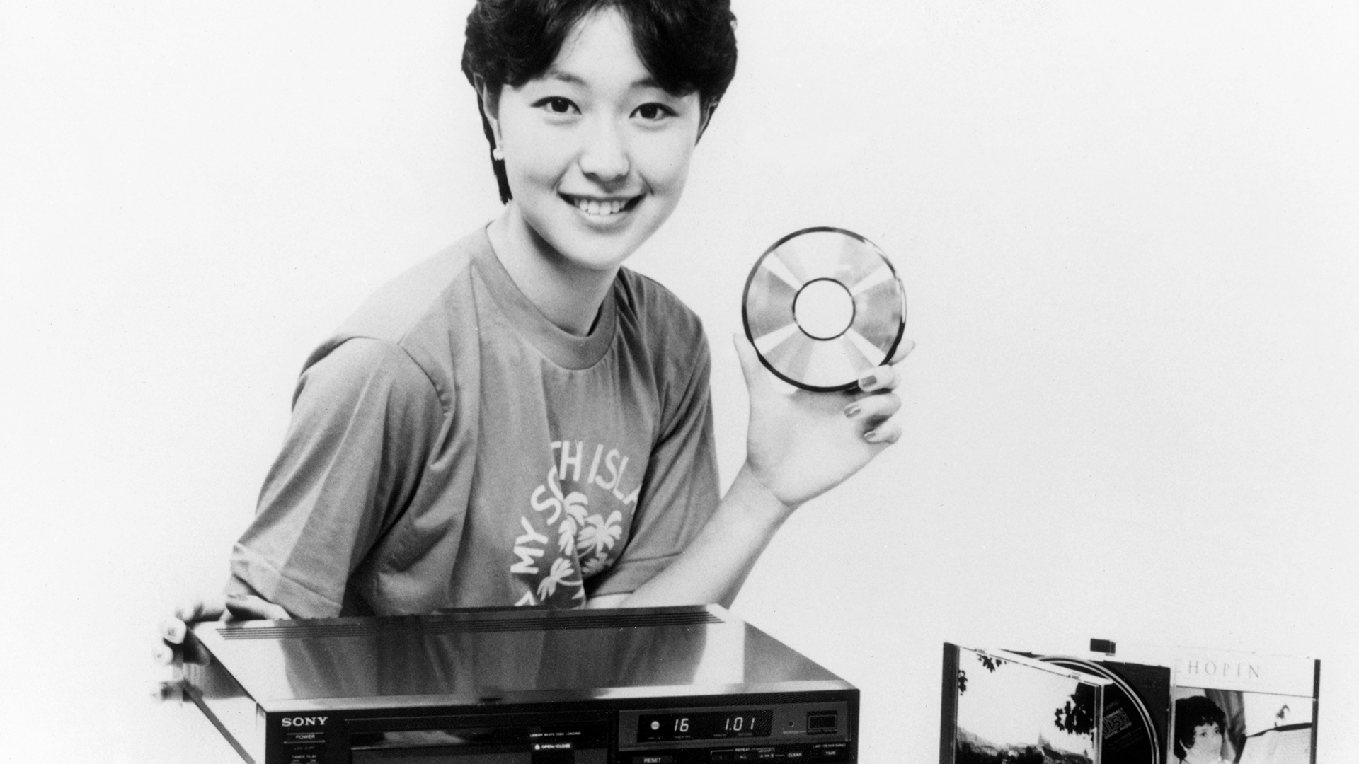 Ein Model präsentiert im September 1982 in Japan die neuesten Produkte der Sony Corporation: den CD-Player CDP-101 und Compact Disc's mit einem Durchmesser von 12 Zentimetern.