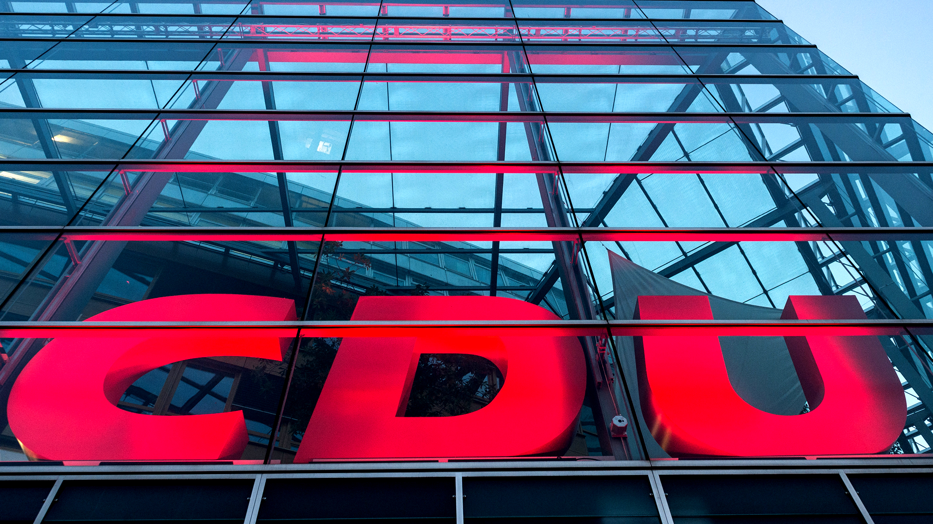 Das CDU-Logo leuchtet an der Fassade der Parteizentrale in Berlin | picture alliance / Silas Stein/d