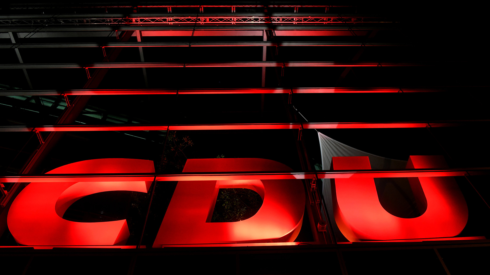 Das Logo der CDU ist an der CDU-Zentrale, dem Konrad-Adenauer-Haus, rot beleuchtet. | Bildquelle: dpa