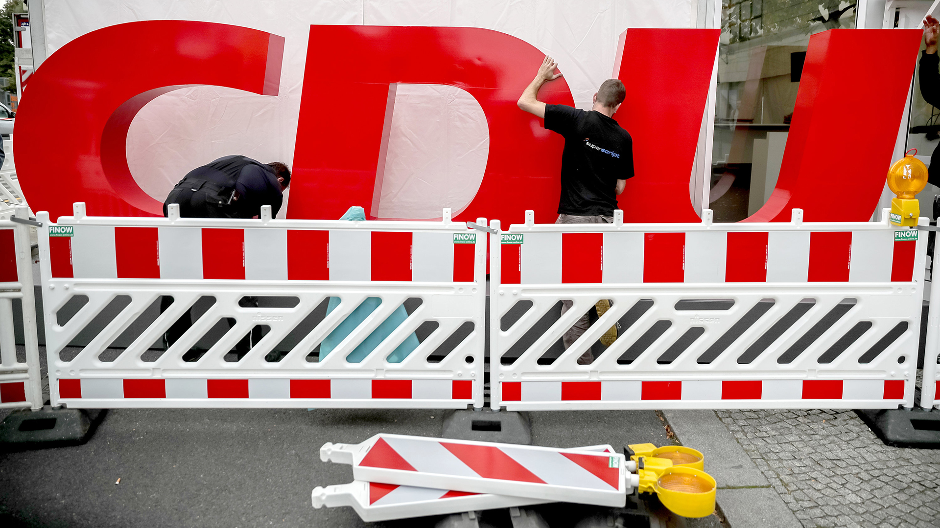  Helfer bauen an der Zentrale der CDU im Konrad-Adenauer-Haus das CDU-Logo auf. (Archivbild) | dpa