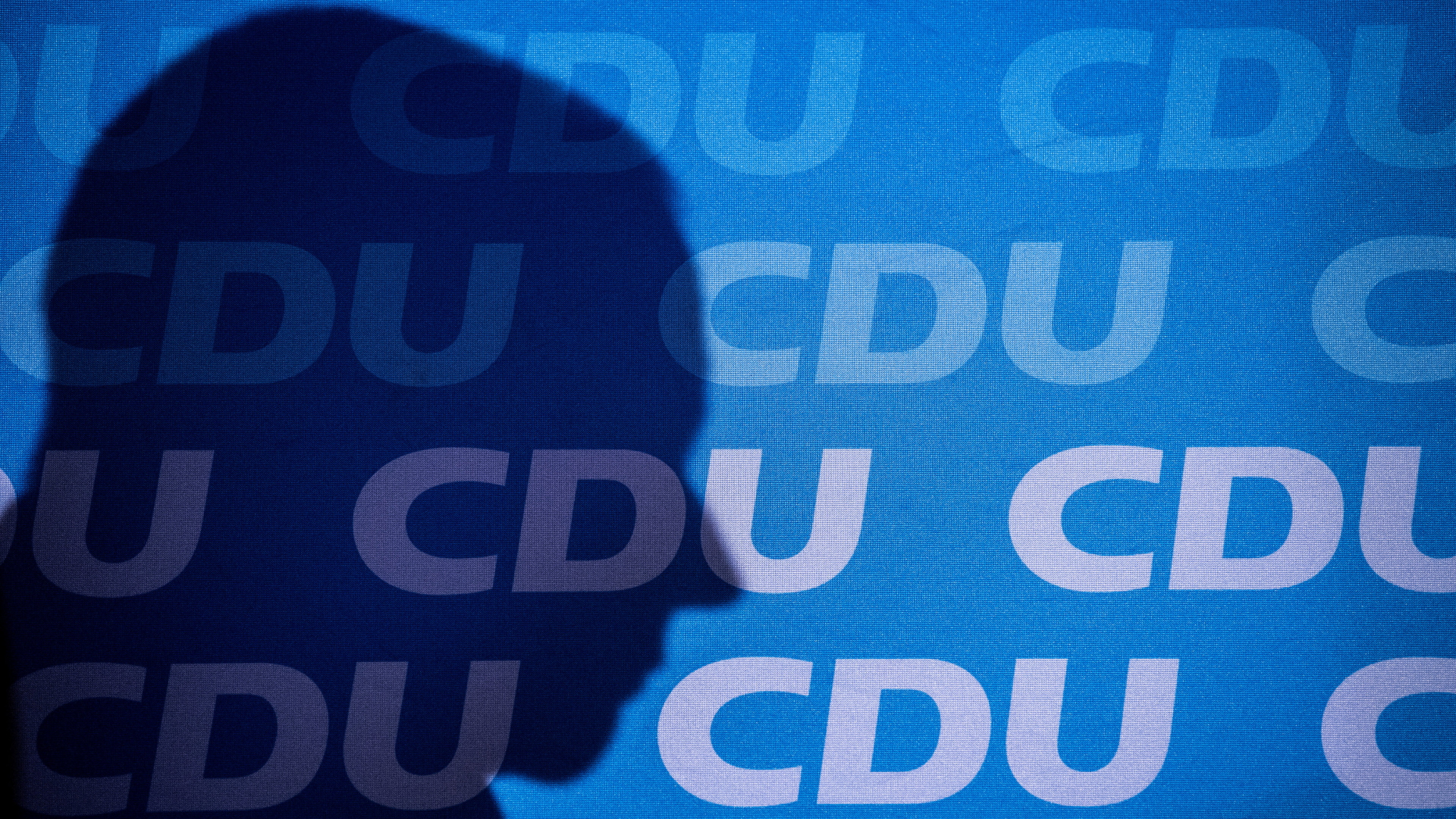 Schatten auf der Wand mit dem CDU-Logo