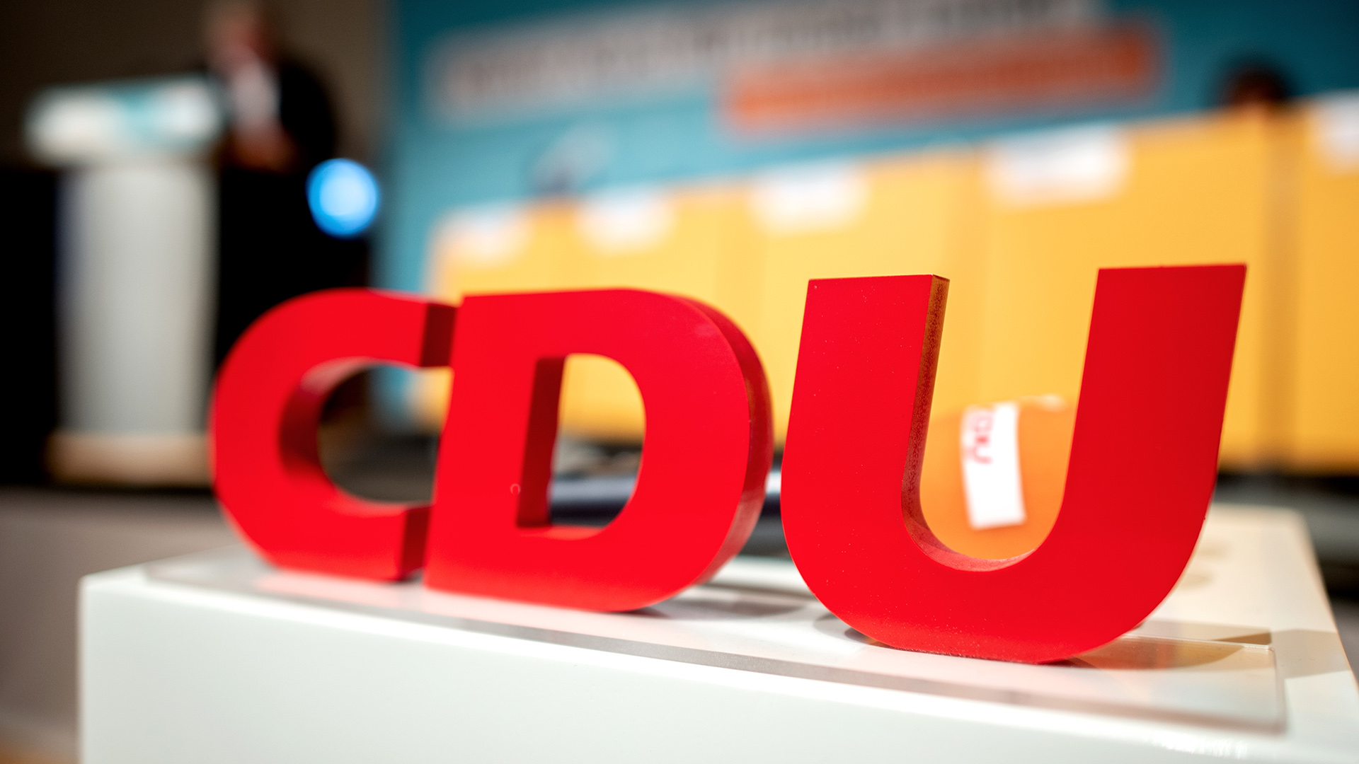 Das CDU-Logo steht beim Kleinen Parteitag der CDU Niedersachsen im Weserbergland-Zentrum auf einem Rednerpult. | dpa