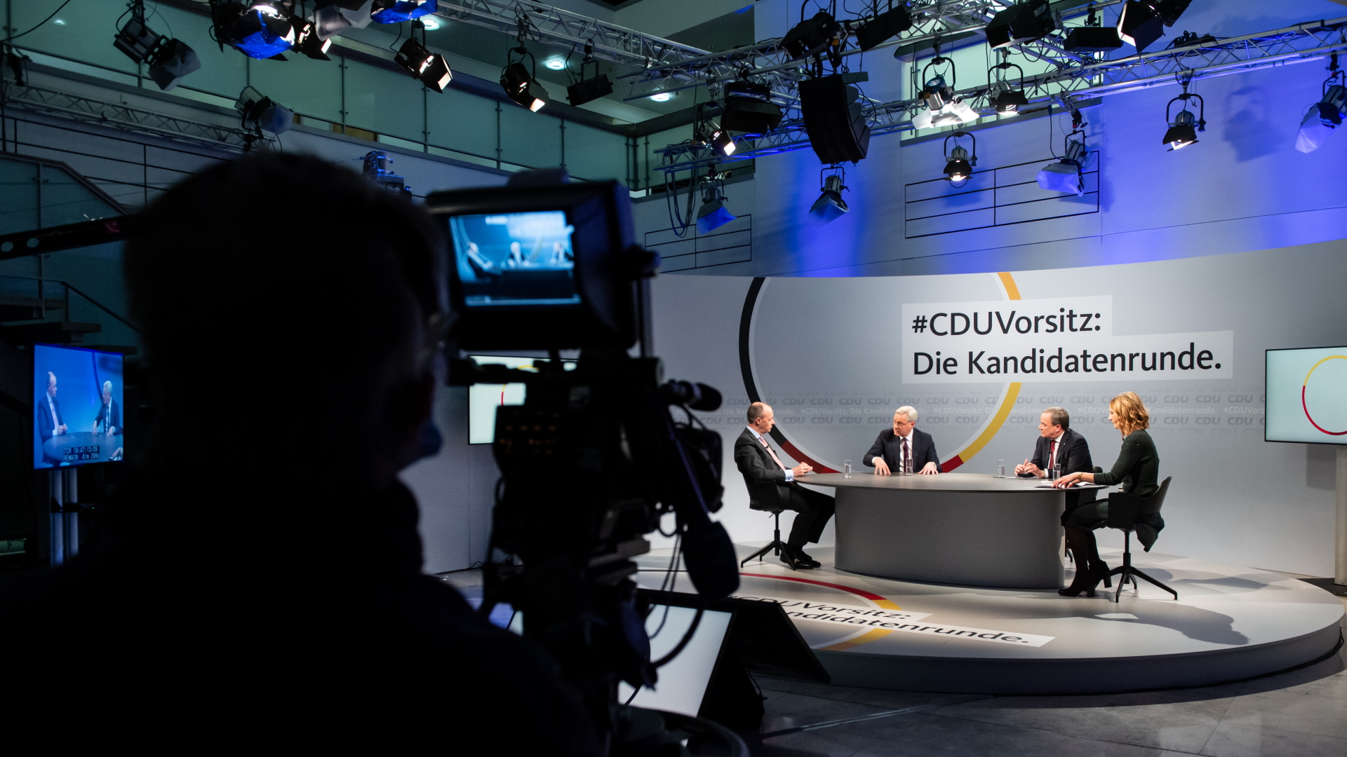 Die drei Kandidaten für den CDU-Vorsitz, Friedrich Merz (l-r), Norbert Röttgen und Armin Laschet, in einem Online-Video-Talkformat. | dpa