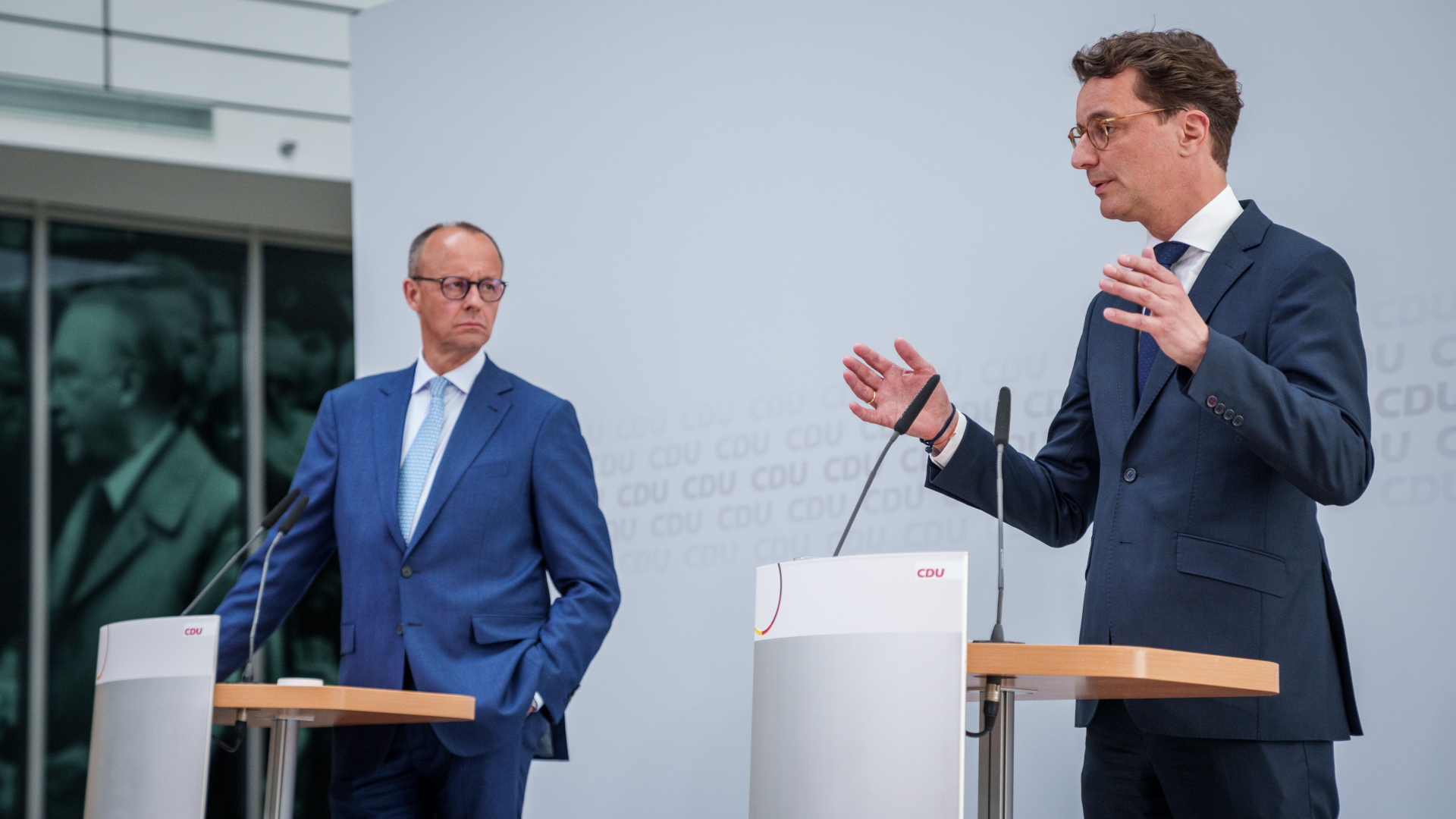 Hendrik Wüst (r, CDU), Ministerpräsident von Nordrhein-Westfalen, nimmt neben Friedrich Merz, CDU Bundesvorsitzender, an einer Pressekonferenz nach der Sitzung des CDU-Bundesvorstands in der Parteizentrale teil.  | dpa