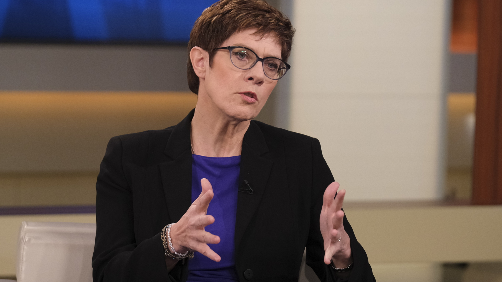 Die CDU-Parteichefin Annegret Kramp-Karrenbauer in der Sendung Anne Will. | Bildquelle: dpa