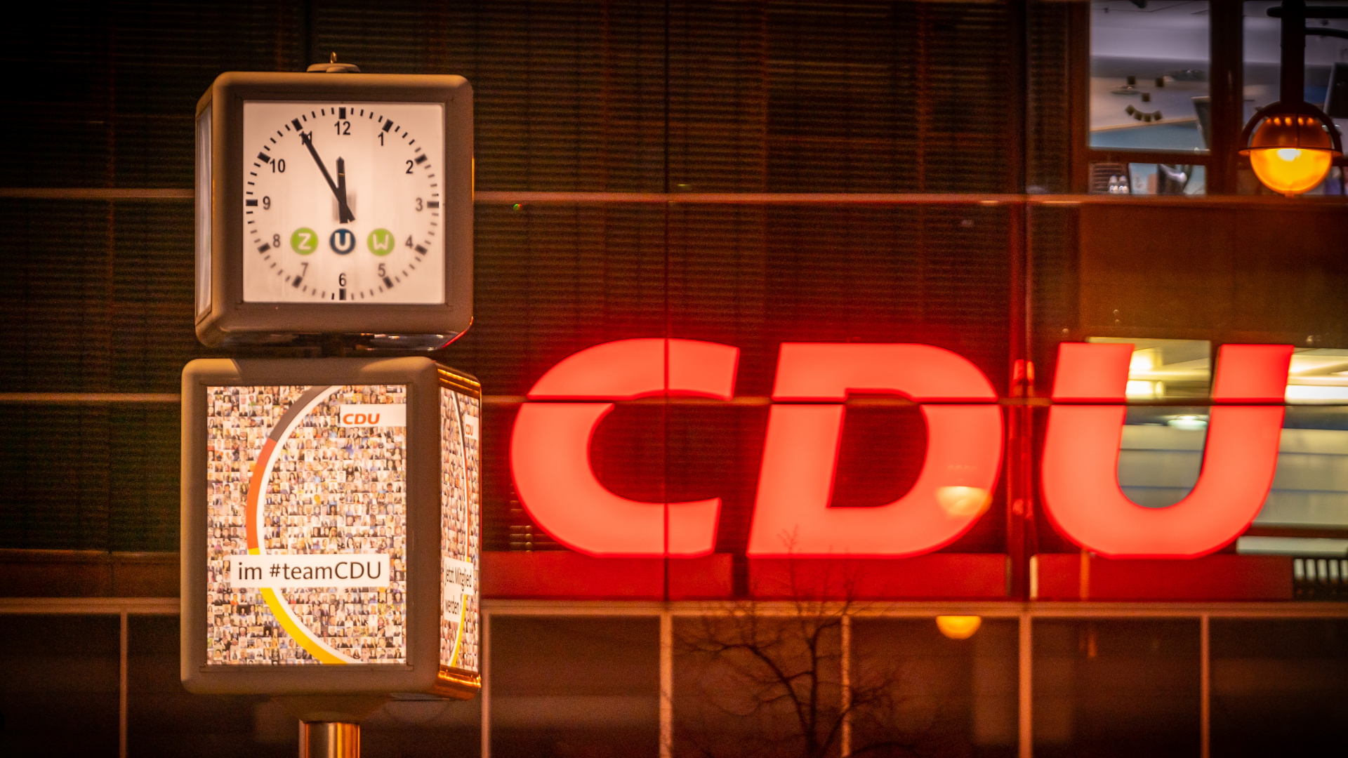 Eine Uhr vor dem Konrad-Adenauer-Haus, der Bundeszentrale der CDU, steht auf fünf vor zwölf (Archivbild April 2021). | dpa