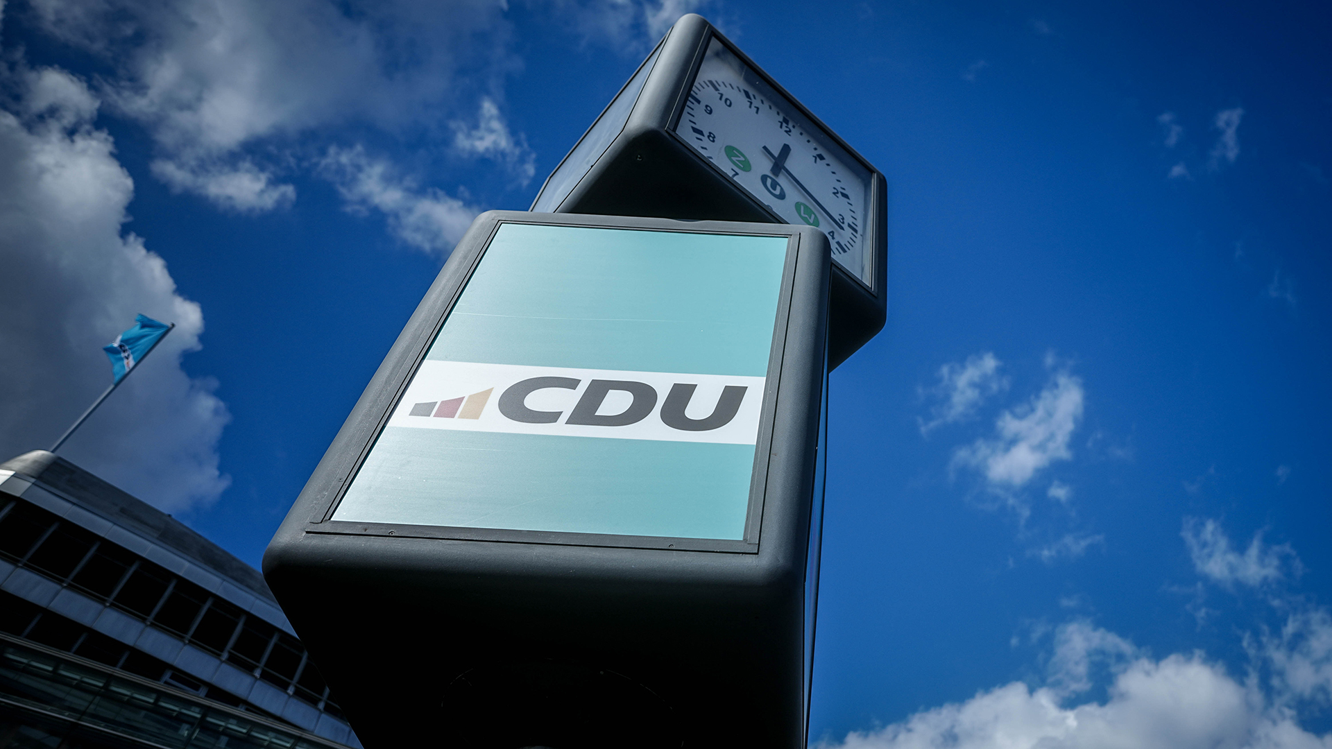 Das neue CDU-Logo ist vor dem Konrad-Adenauer-Haus, der CDU-Parteizentrale in Berlin, zu sehen. 