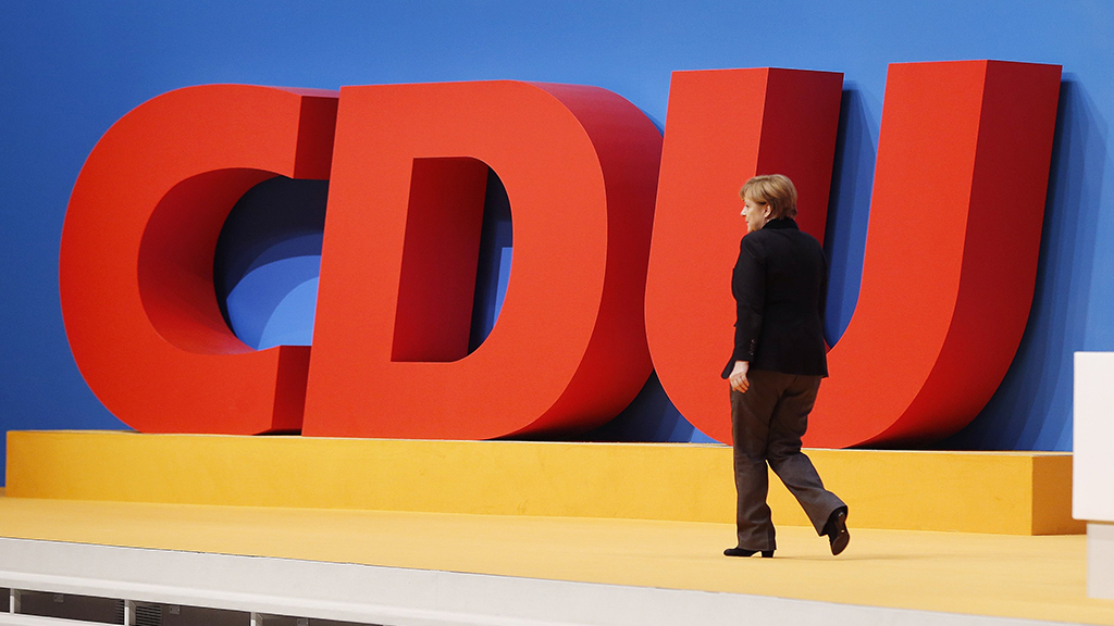 Schatten auf der Wand mit dem CDU-Logo