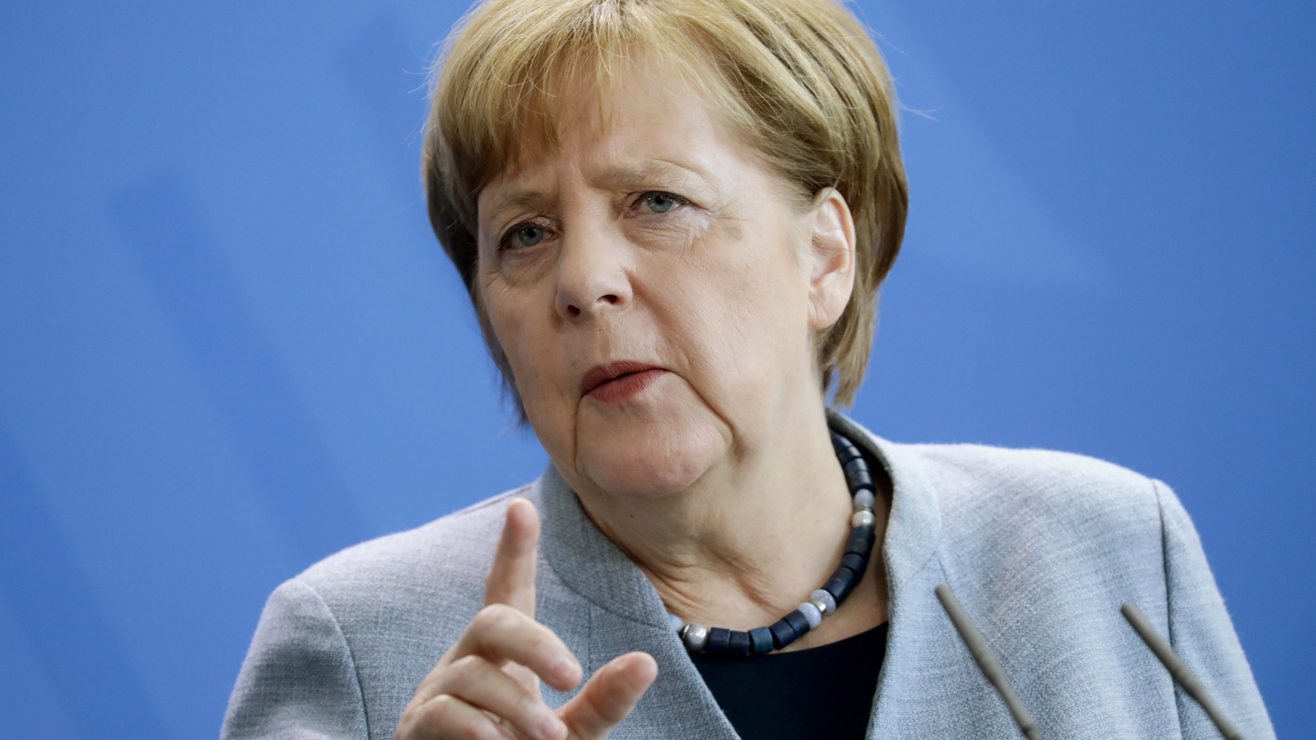 Kanzlerin Merkel spricht in Berlin. | dpa