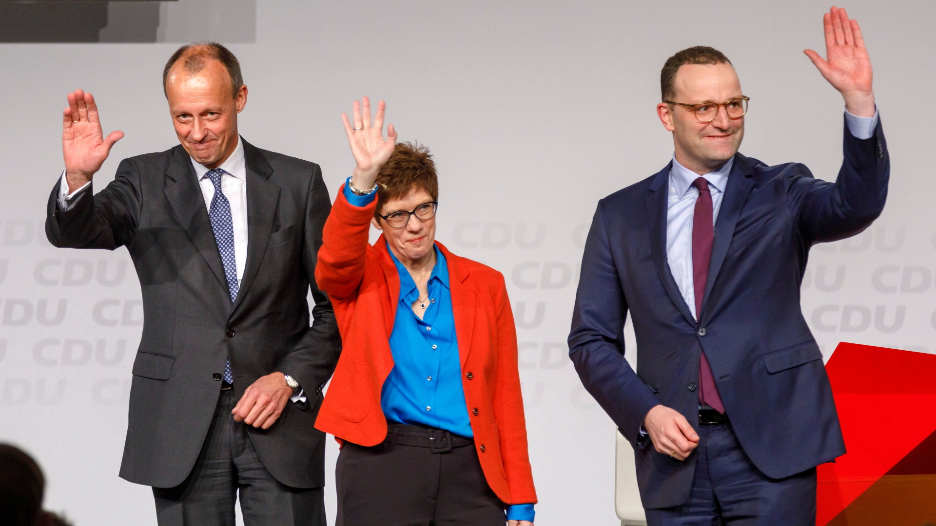 Friedrich Merz (von links), Annegret Kramp-Karrenbauer und Jens Spahn winken von der Bühne aus den Teilnehmern der zweiten CDU-Regionalkonferenz zu. | Bildquelle: RONALD WITTEK/EPA-EFE/REX/Shutte