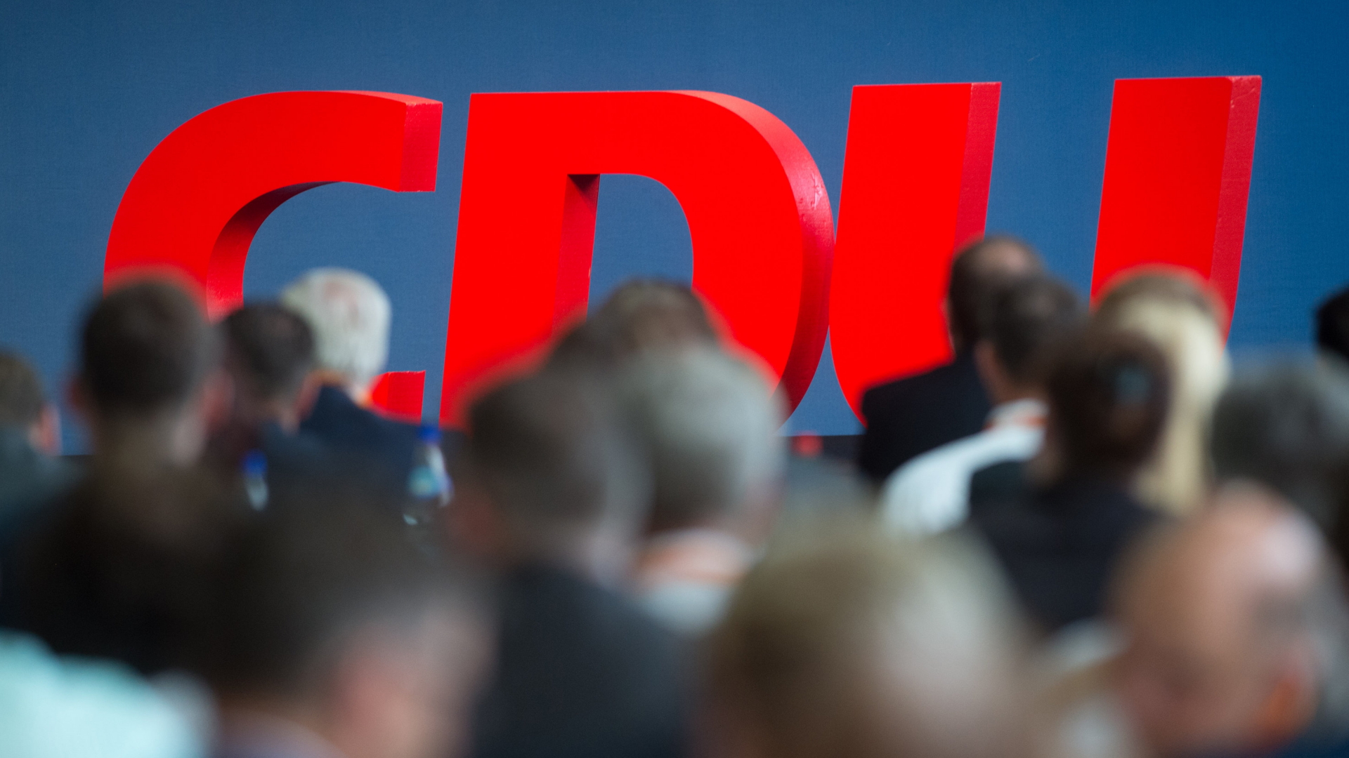 Das Logo der CDU steht auf der Bühne einer Parteiveranstaltung. | Bildquelle: dpa