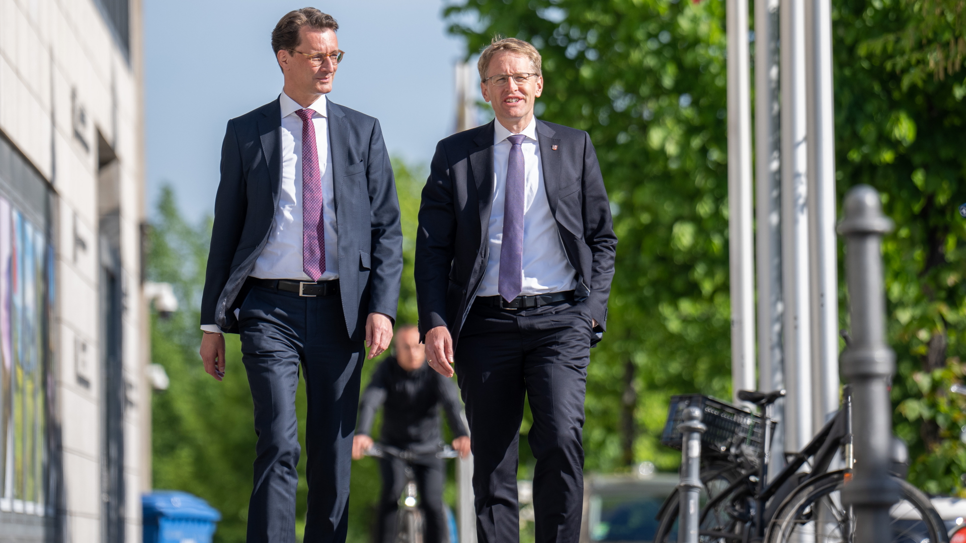 NRW-Ministerpräsident Hendrik Wüst und CDU-Parteikollege Daniel Günther laufen im Sommer 2022 durch Kiel.