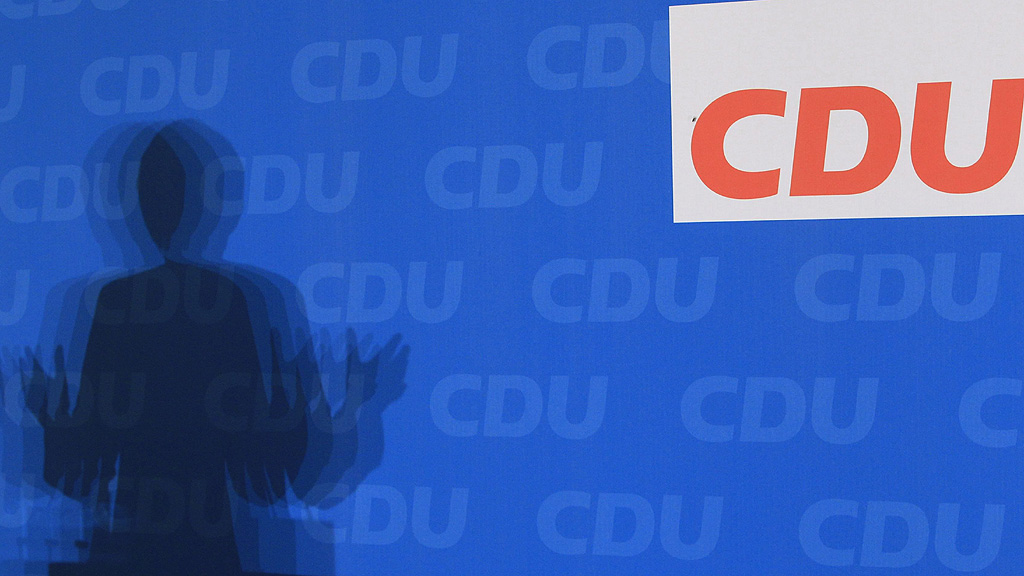 Schatten von Kanzlerin Merkel vor CDU-Logo