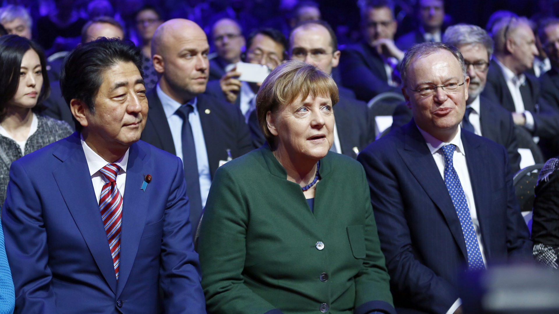 IT-Messe in Hannover: Merkel und Abe eröffnen CeBIT
