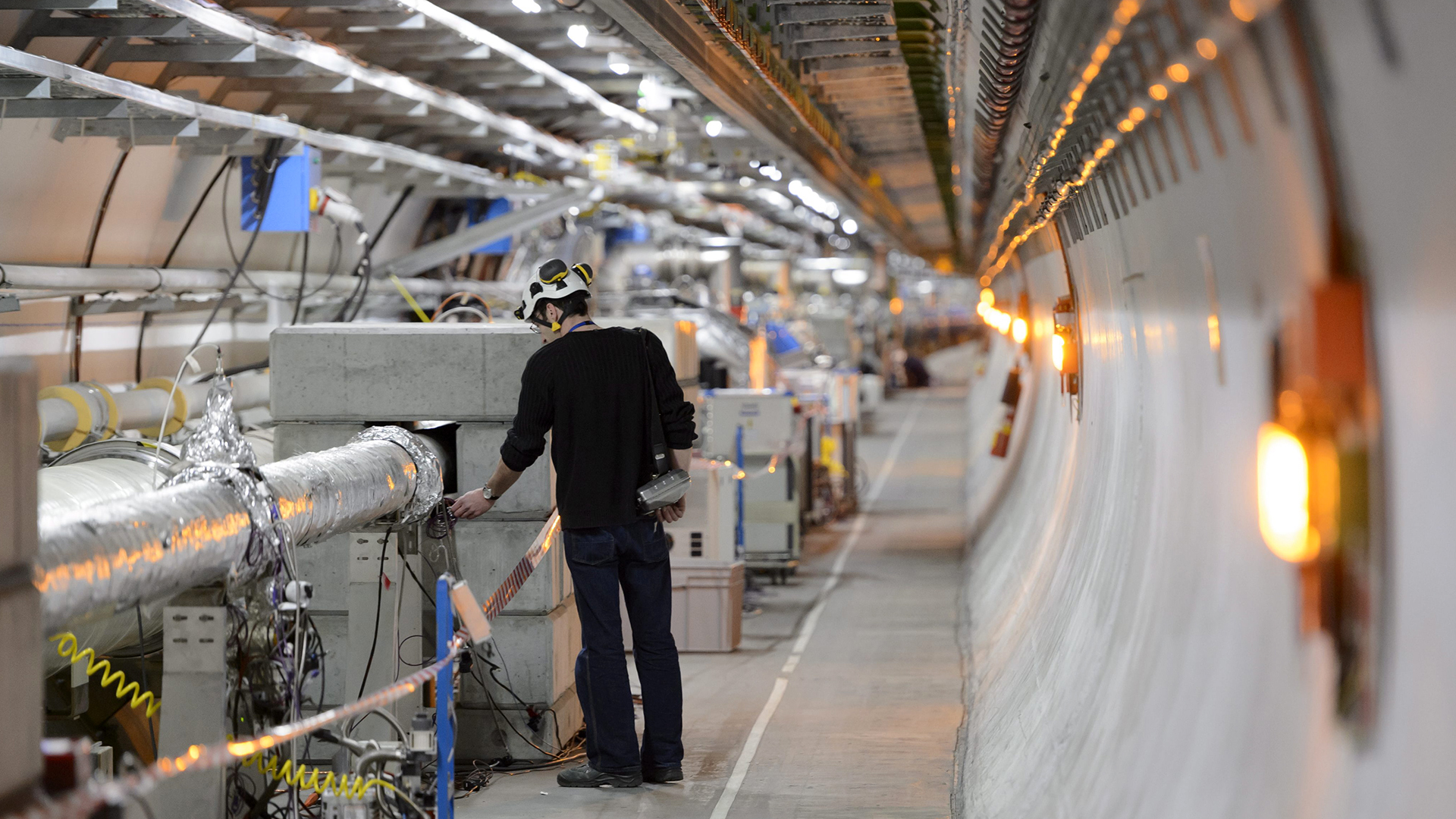 Ein Techniker arbeitet am Cern, der Europäischen Organisation für Kernforschung, in einem Tunnel für einen Teilchenbeschleuniger, bei Genf, Schweiz. | picture alliance / Laurent Gilli