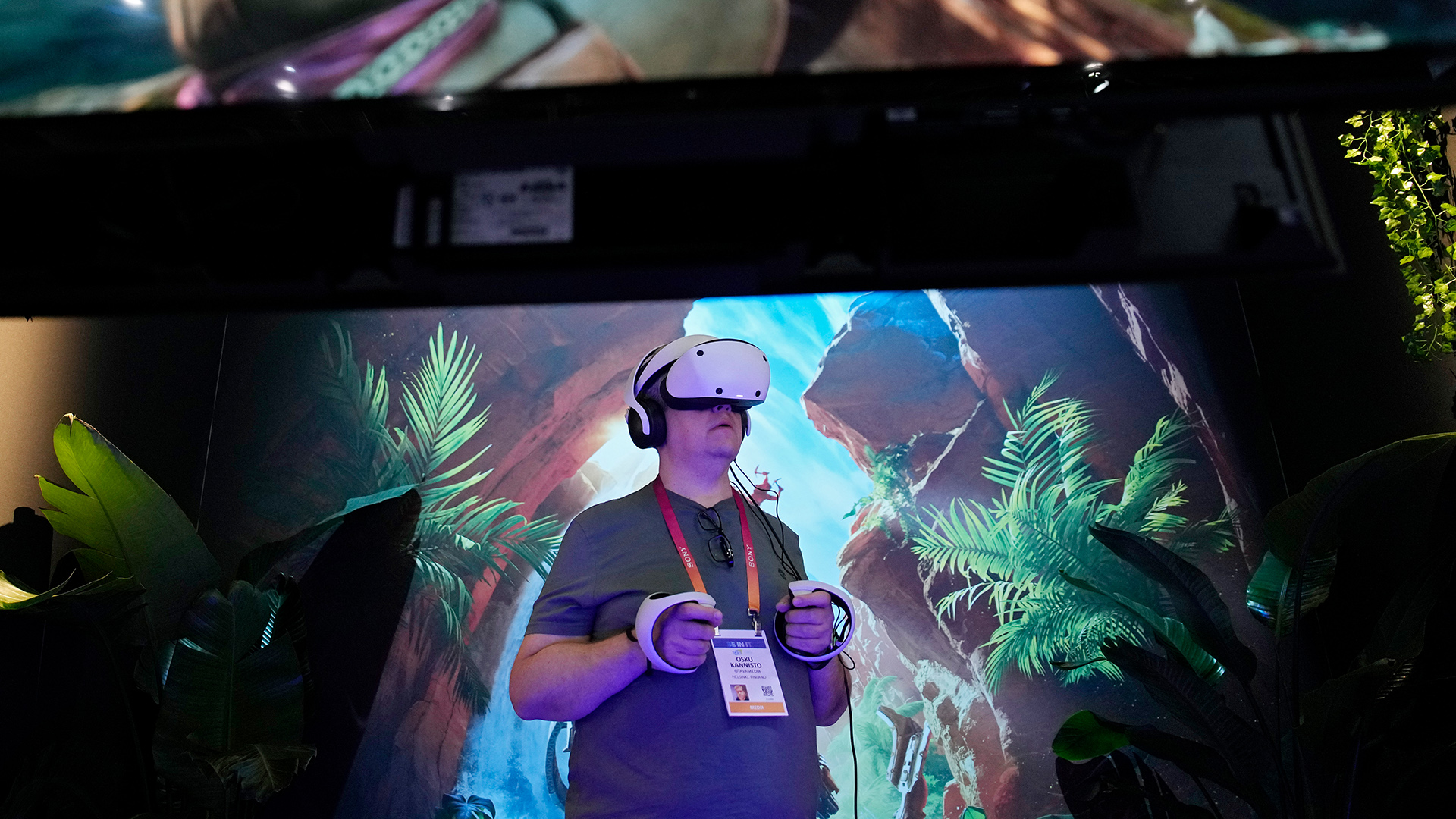 Ein Besucher probiert die Playstation VR2 während einer Pressekonferenz von Sony vor dem Beginn der Technikmesse CES 2023 in Las Vegas, USA. | dpa