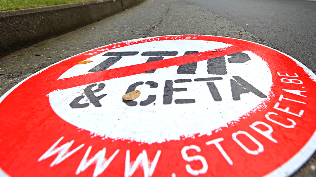 Protestzeichen gegen CETA und TTIP auf einer Straße in Brüssel