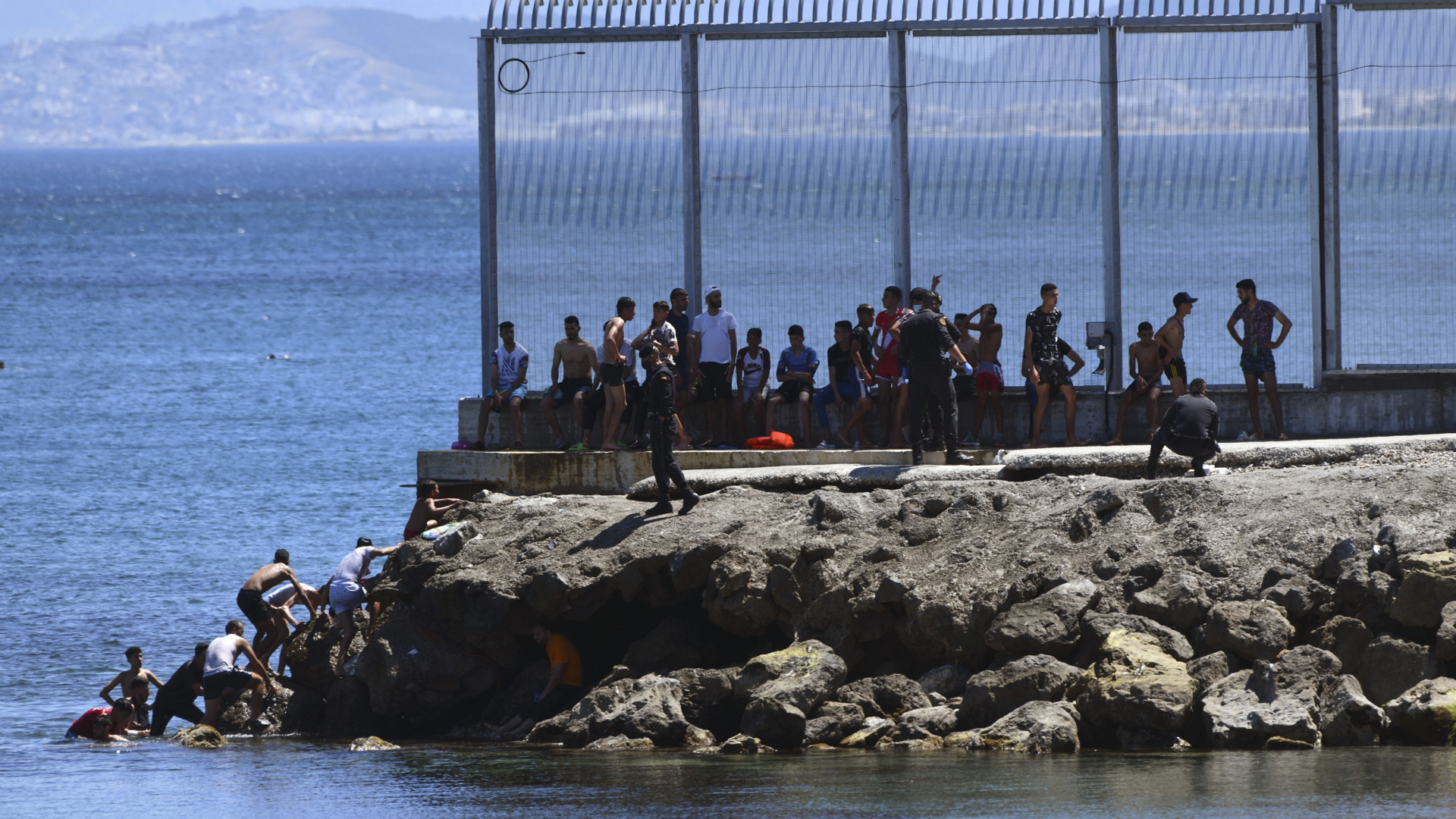 Migranten kommen in der spanischen Exklave Ceuta an. | AP