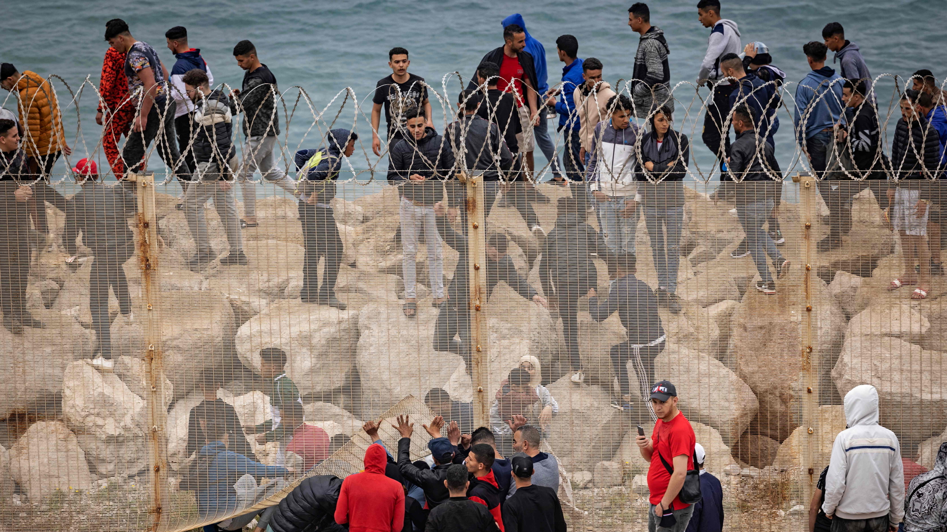 Migranten an einem Grenzzaun in Ceuta | AFP
