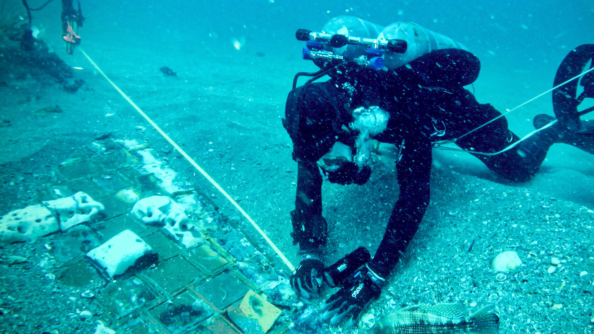 Ein Taucher auf dem Grund des Atlantik - hier wurde ein großer Teil der 1986 verunglückten US-Raumfähre "Challenger" entdeckt. | AFP