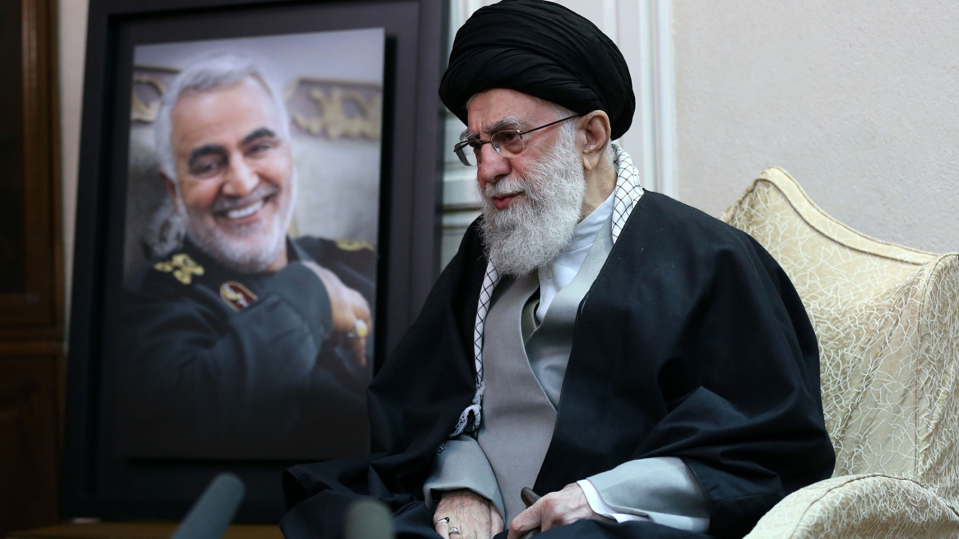 Der geistliche Führer des Iran Chemenei besucht die Familie von General Soleimani.