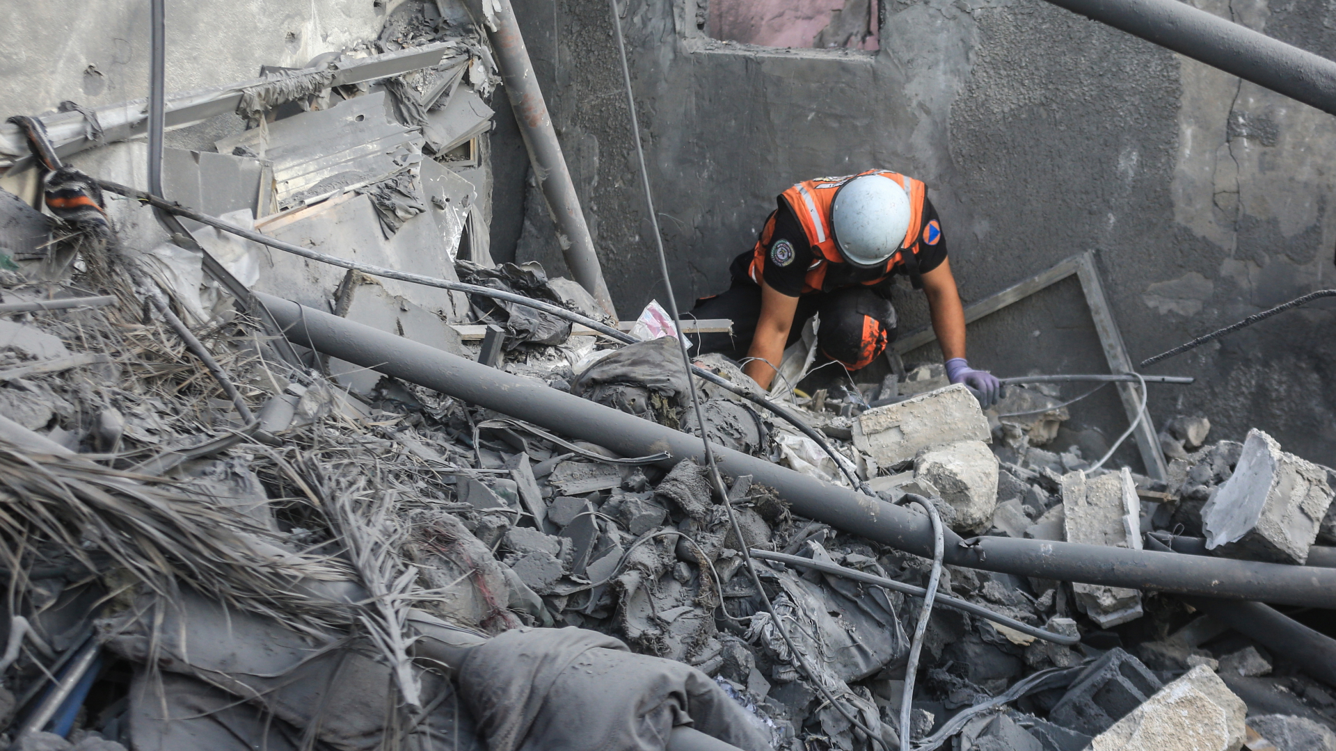 Chan Junis: Palästinenser begutachten die Schäden nach einem israelischen Luftangriff im südlichen Gazastreifen