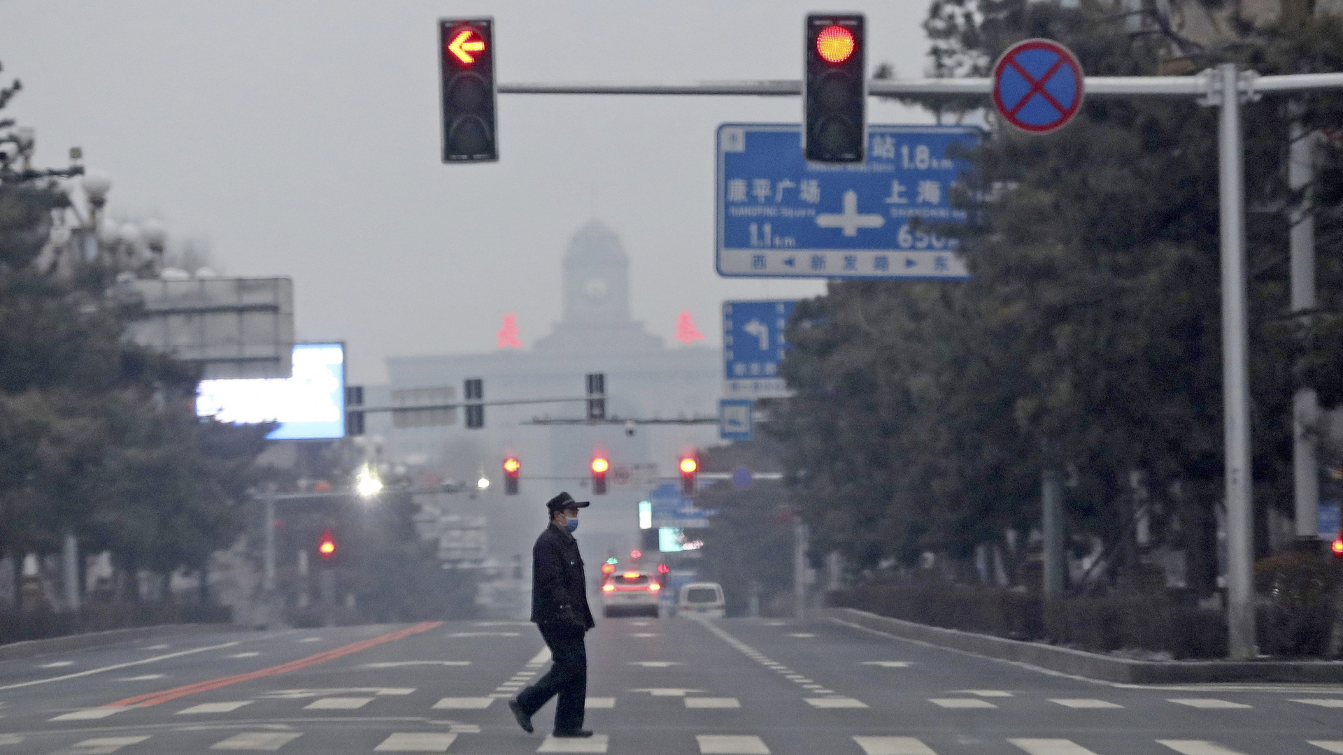 Ein Mann läuft über eine leere Straße in der chinesischen Großstadt Changchun während des Corona-Lockdowns.  | AP