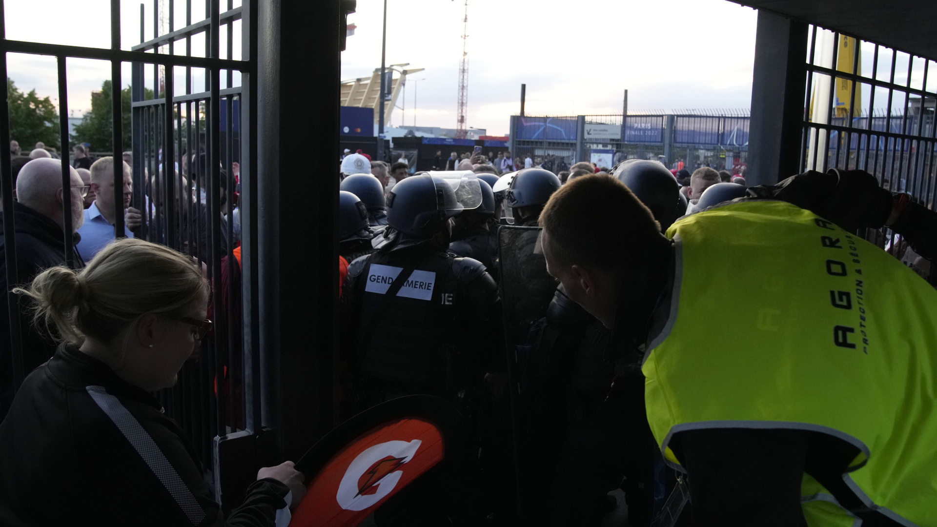 Ordner und Polizisten in Schutzausrüstung stehen an einem Tor beim Champions-League-Finale im Stade de France in Paris (Archivbild).  | AP