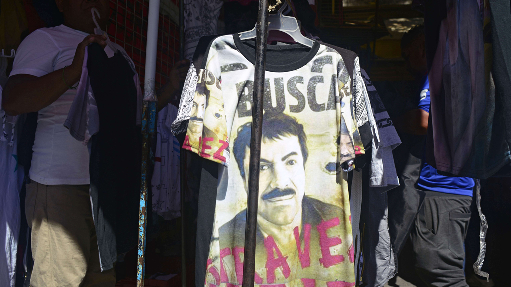 T-Shirt mit einem Porträt des mexikanischen Drogenbosses "El Chapo" | AFP