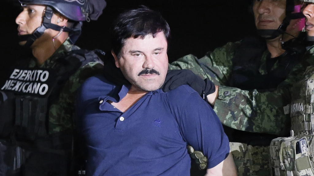 Der mexikanische Drogenboss Joaquín "El Chapo" Guzmán wird von Soldaten abgeführt.