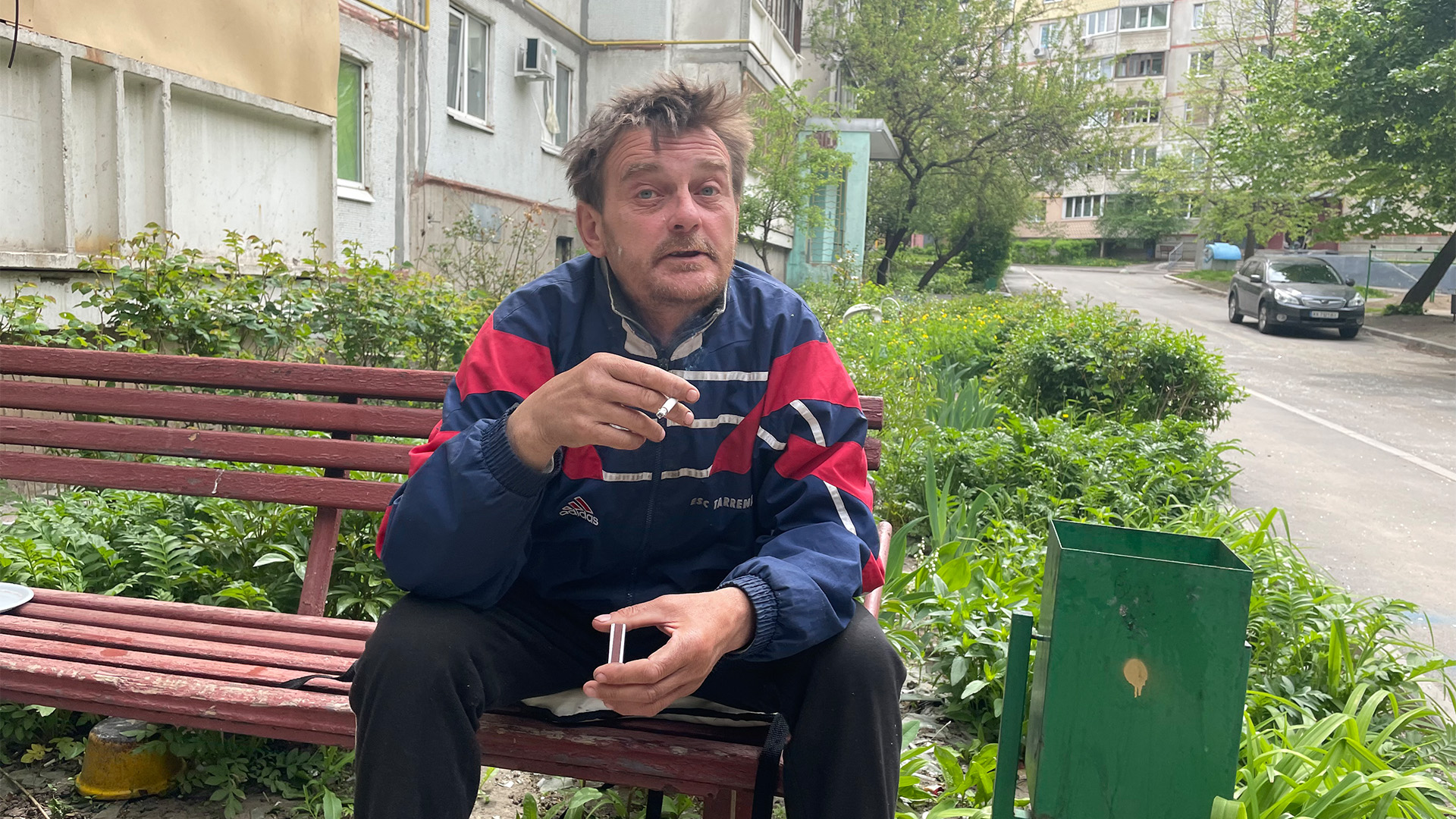 Jewgenyj sitzt auf einer Bank vor einem Wohnblock. | Andrea Beer, BR