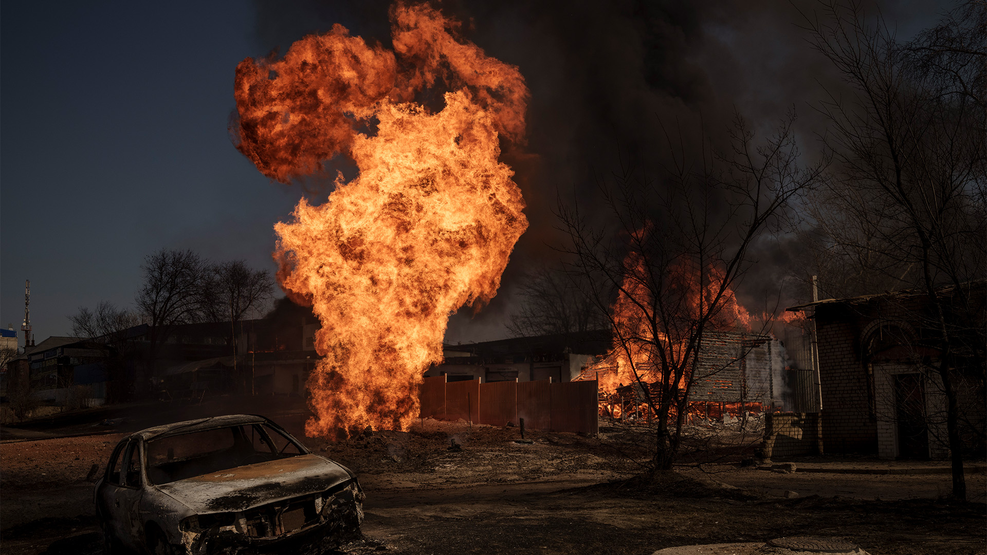 Flammen und Rauch steigen nach einem russischen Angriff in Charkiw auf. | picture alliance/dpa/AP