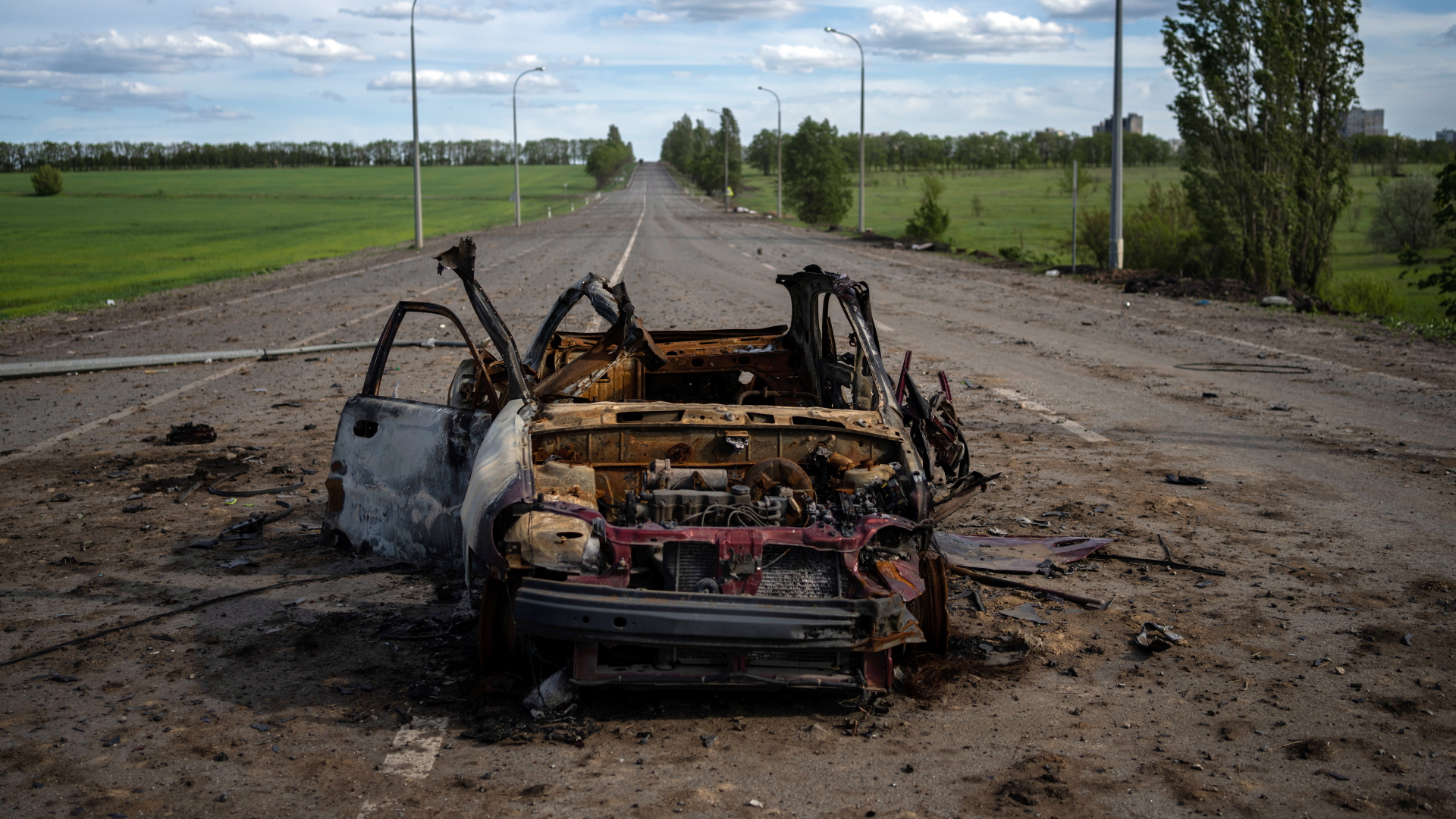 Vom Krieg zerstörtes Auto auf einer Straße im ukrainischen Charkiw | dpa