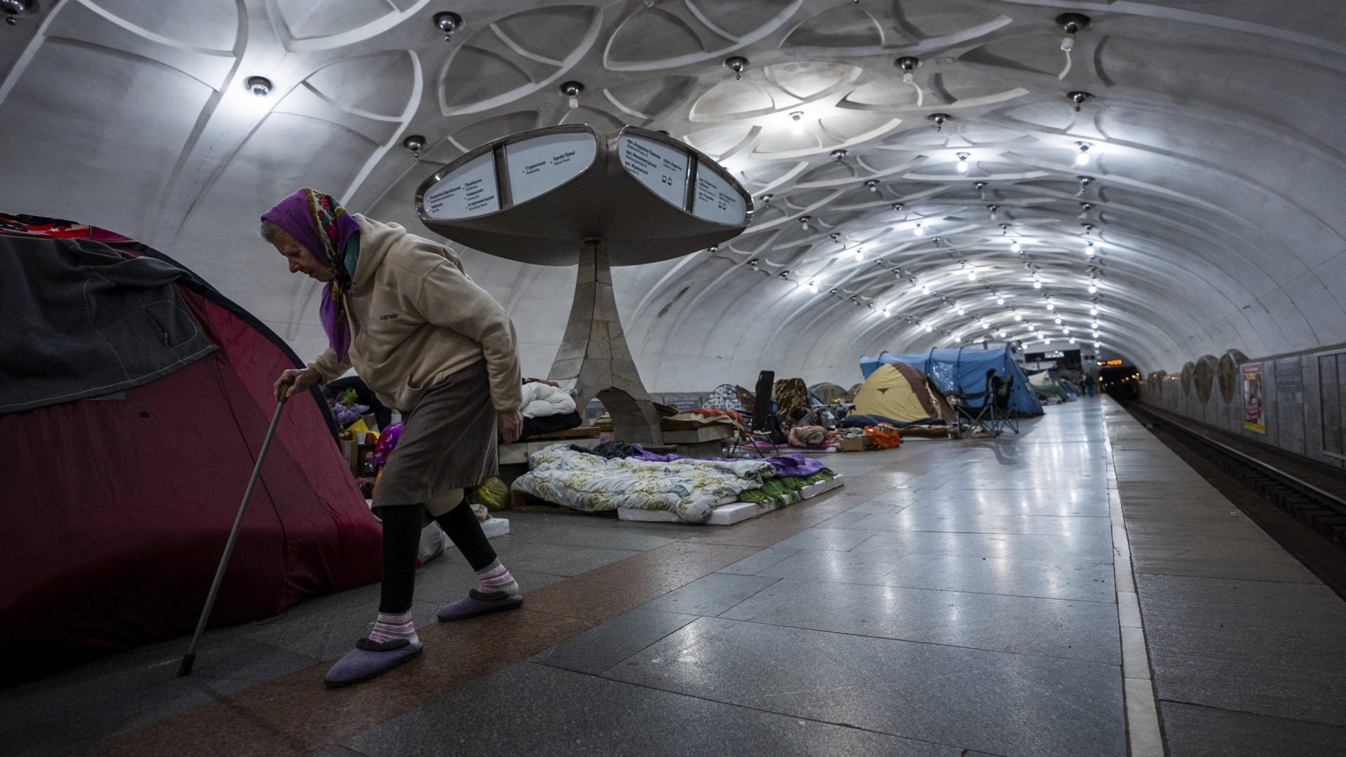 Menschen in der Metro von Charkiw  | AP