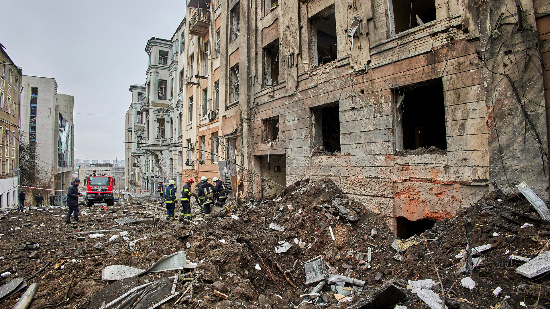 Rettungskräfte arbeiten nach einem Raketeneinschlag an einem beschädigten Wohnhaus in Charkiw im Nordosten der Ukraine, Archivbild