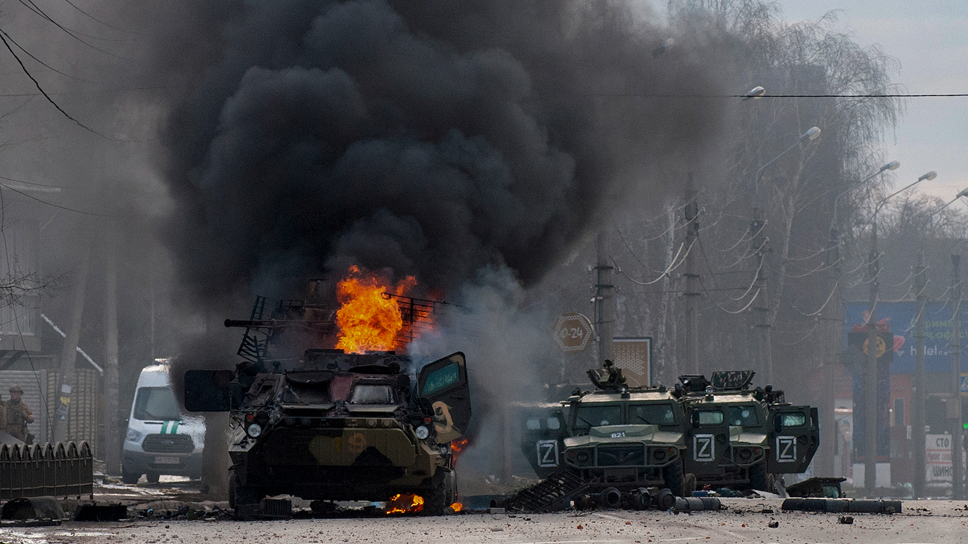 Zerstörte und beschädigte russische Armeefahrzeuge stehen auf einer Straße in Charkiw (Ukraine). | dpa
