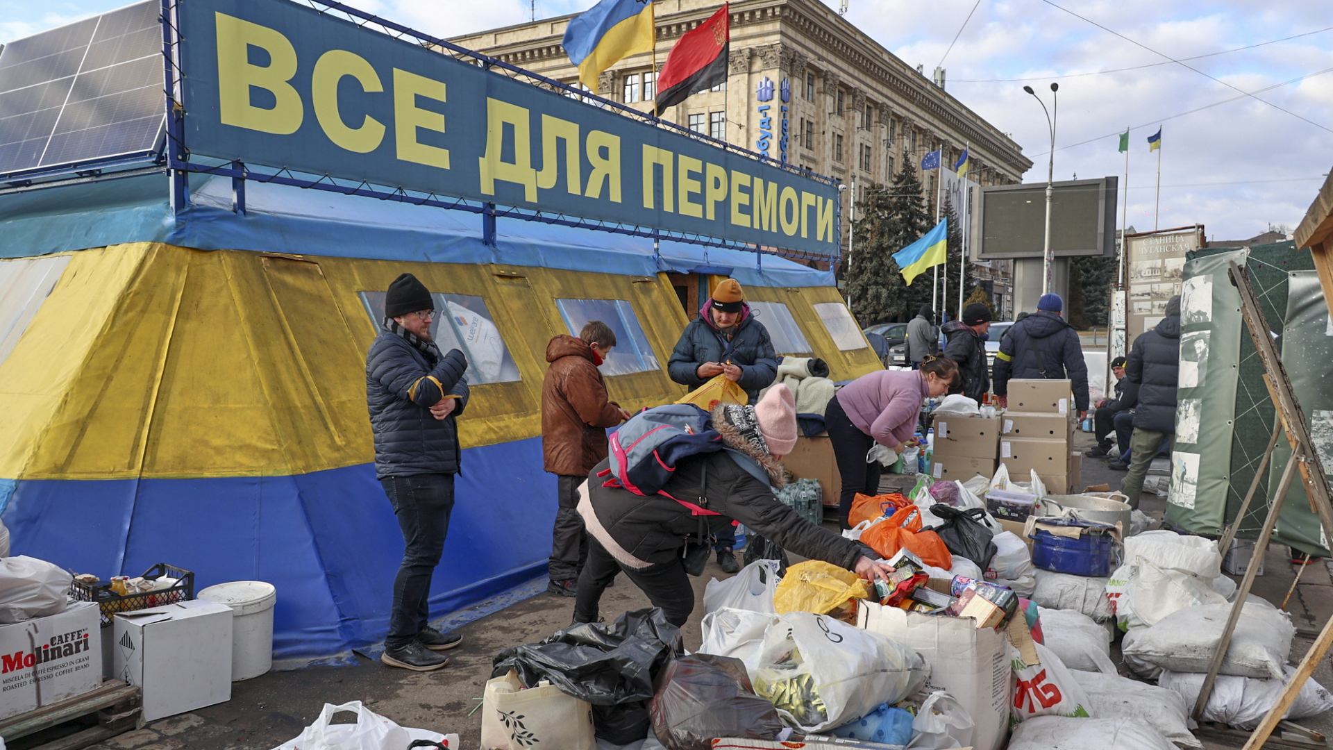 "Alles für den Sieg" steht an einem Zelt, an dem Menschen in Charkiw Hilfsgüter zusammentragen (Foto vom 24.02.2022). | EPA