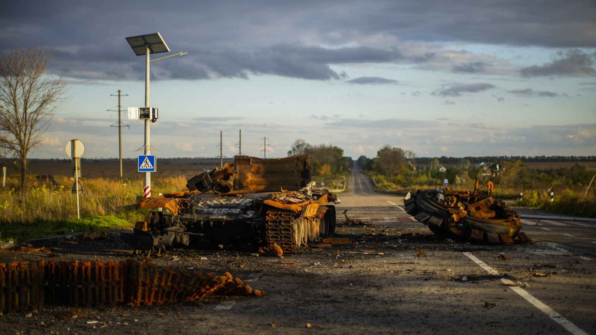 Die Überreste eines zerstörten russischen Panzers liegen auf der Straße zwischen Isjum und Charkiw.