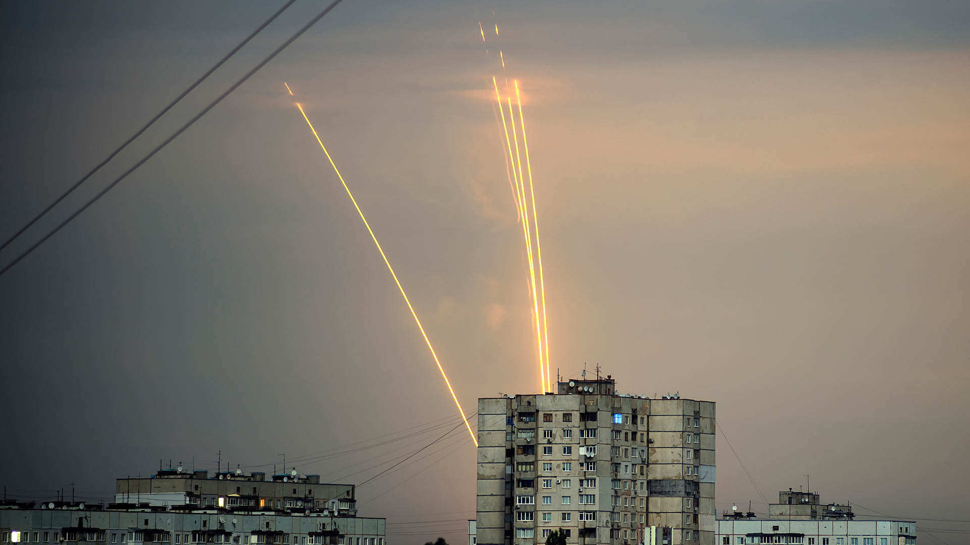 Russische Raketen, die von der russischen Region Belgorod aus auf die Ukraine abgefeuert werden, sind in Charkiw zu sehen.
