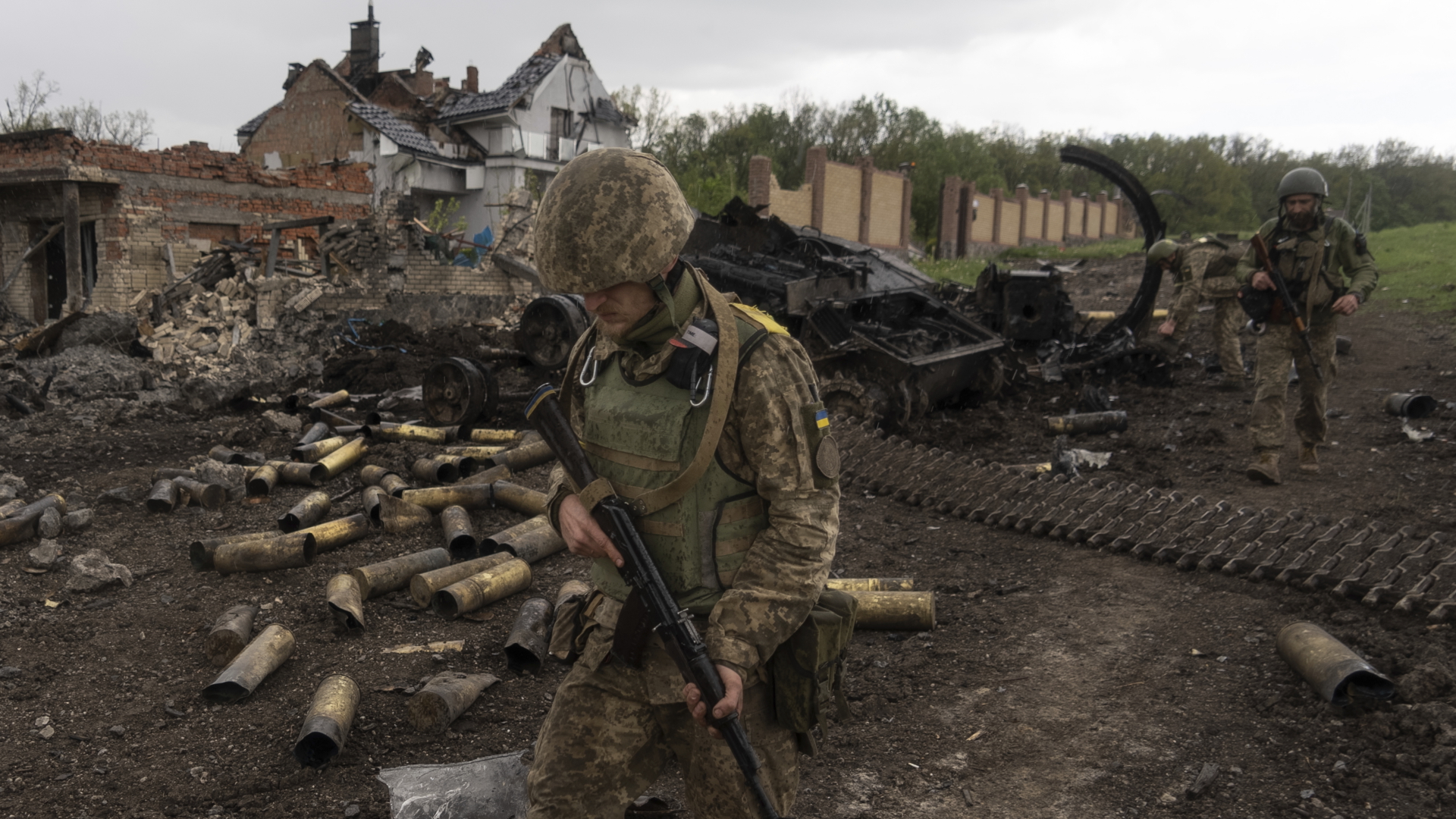 Ukrainische Soldaten patrouillieren in einem kürzlich zurückeroberten Dorf nördlich von Charkiw in der Ostukraine.  | dpa