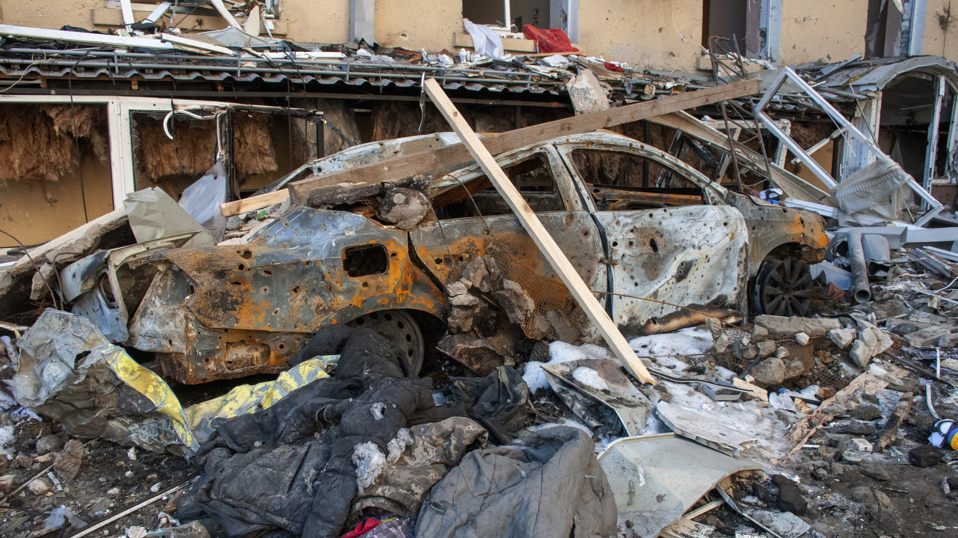 Ein zerstörtes Auto in Charkiw | dpa