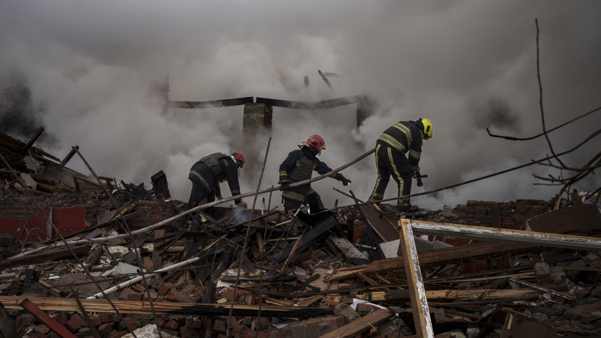 Feuerwehrleute arbeiten daran, ein Feuer bei einem Haus nach einem russischen Angriff in Charkiw zu löschen. | dpa