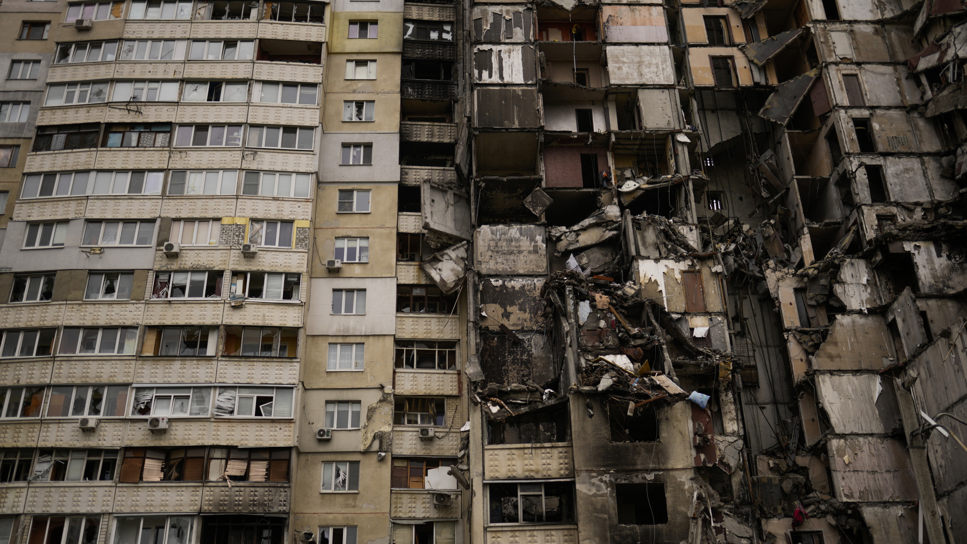 Blick auf ein teilweise zerstörtes Wohnhaus im Stadtteil Saltiwka in Charkiw. | dpa