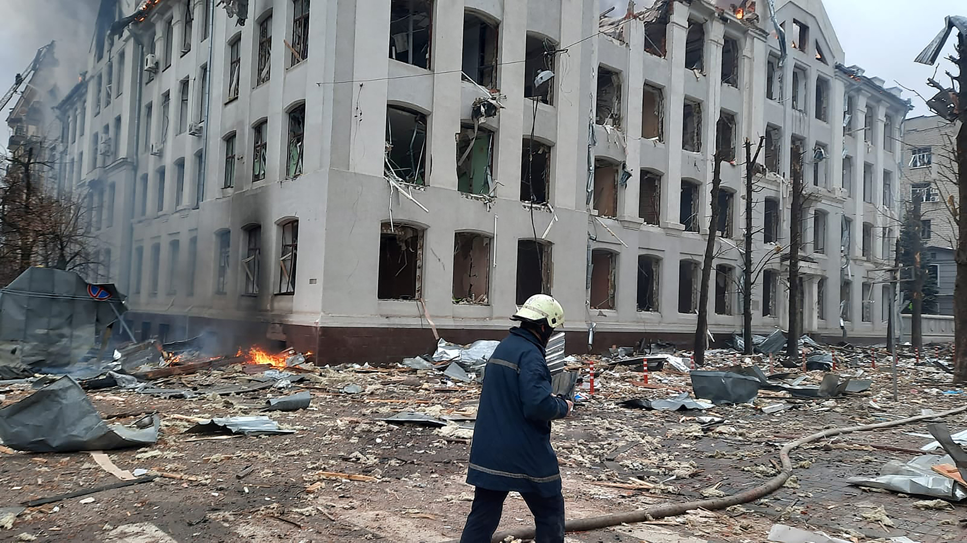 Ein Feuerwehrmann, geht an einem Fakultätsgebäude der Universität Charkiw vorbei, das durch einen russischen Raketenangriff beschädigt wurde.  | picture alliance/dpa/PA Media