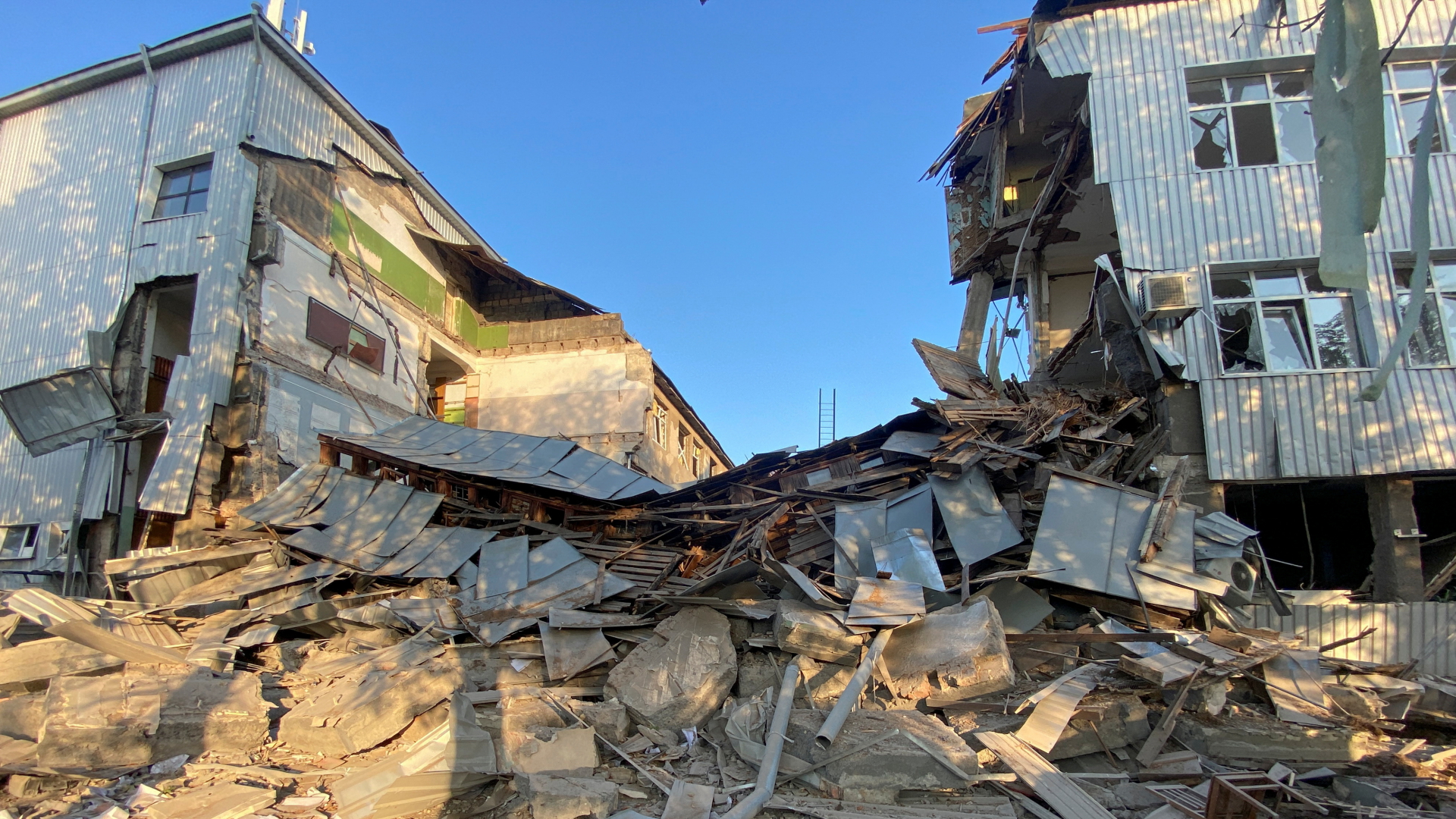 Ein bei einem russischen Angriff schwer beschädigtes Gebäude der Technischen Universität Charkiw. | REUTERS