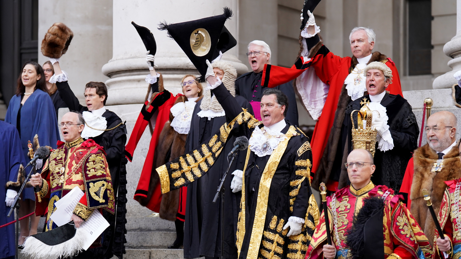 Gewählte Mitglieder der City of London Corporation ziehen ihren Hut in London, nachdem die Proklamation der Thronbesteigung von König Charles III. verlesen wurde.  | dpa