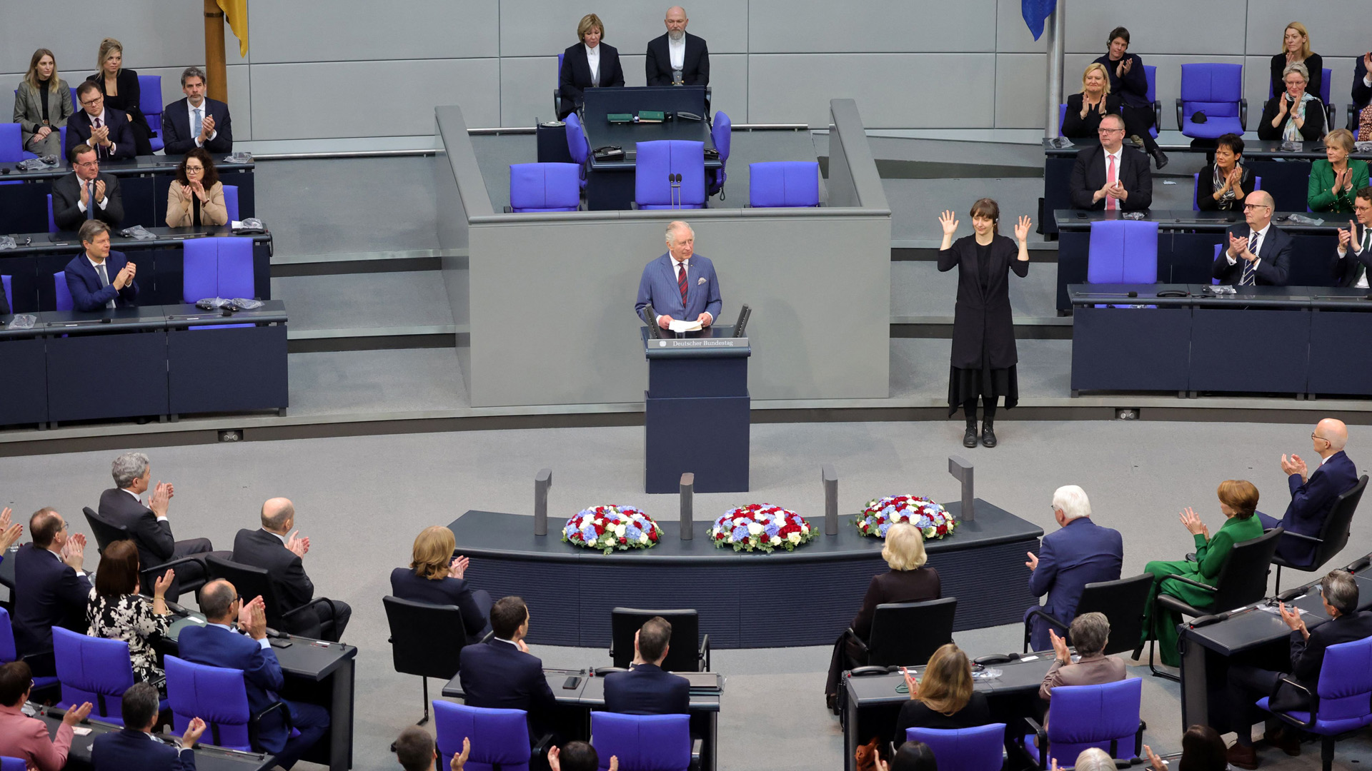 König Charles III. am Pult im Bundestag