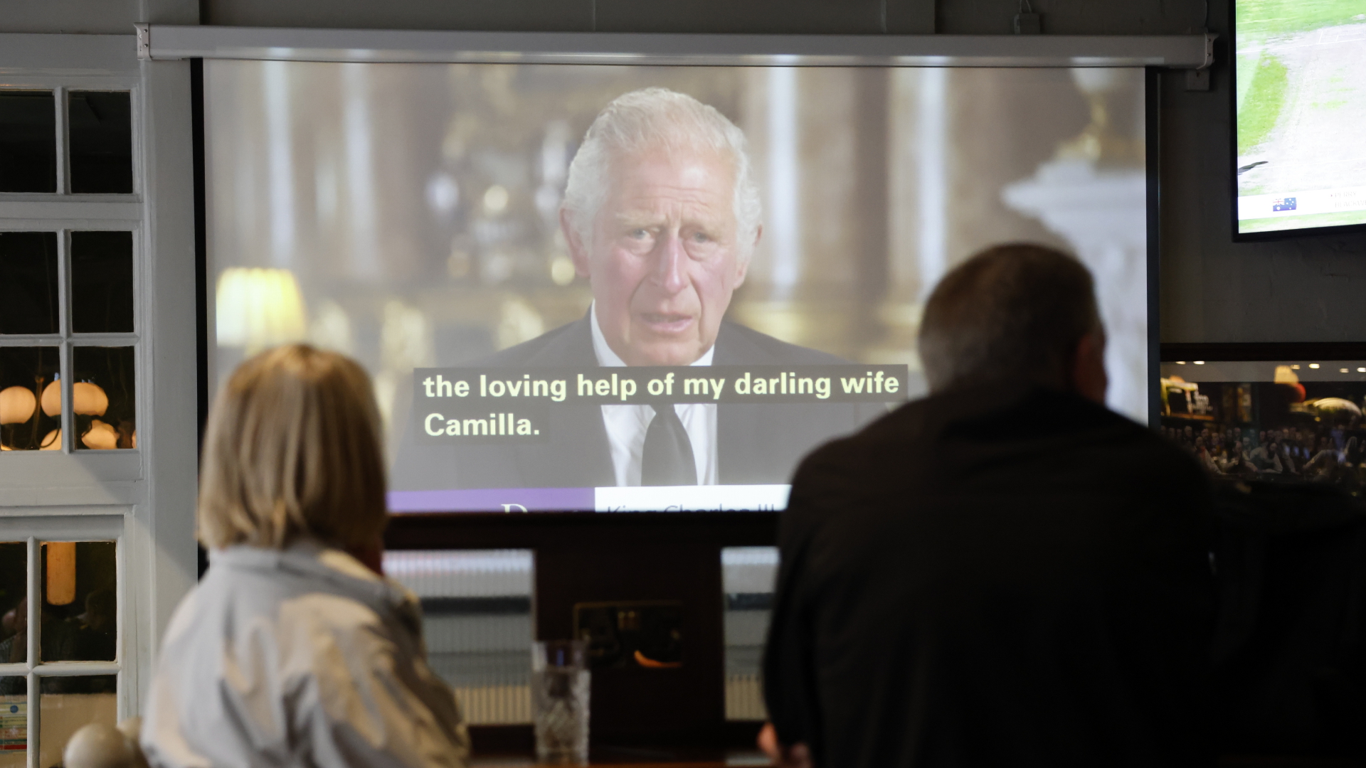 Die Ansprache von Charles III. ist in einem Fernseher zu sehen. | EPA