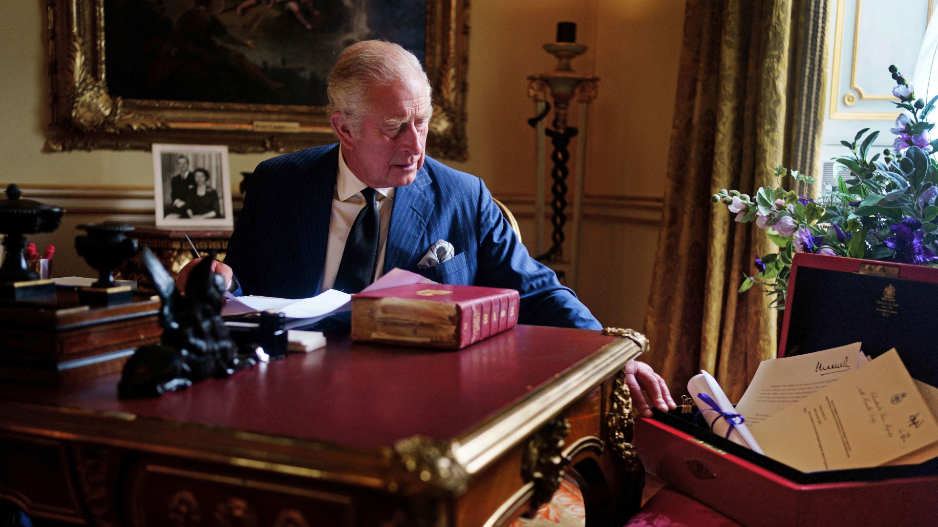 König Charles III. sitzt an seinem Schreibtisch | AFP