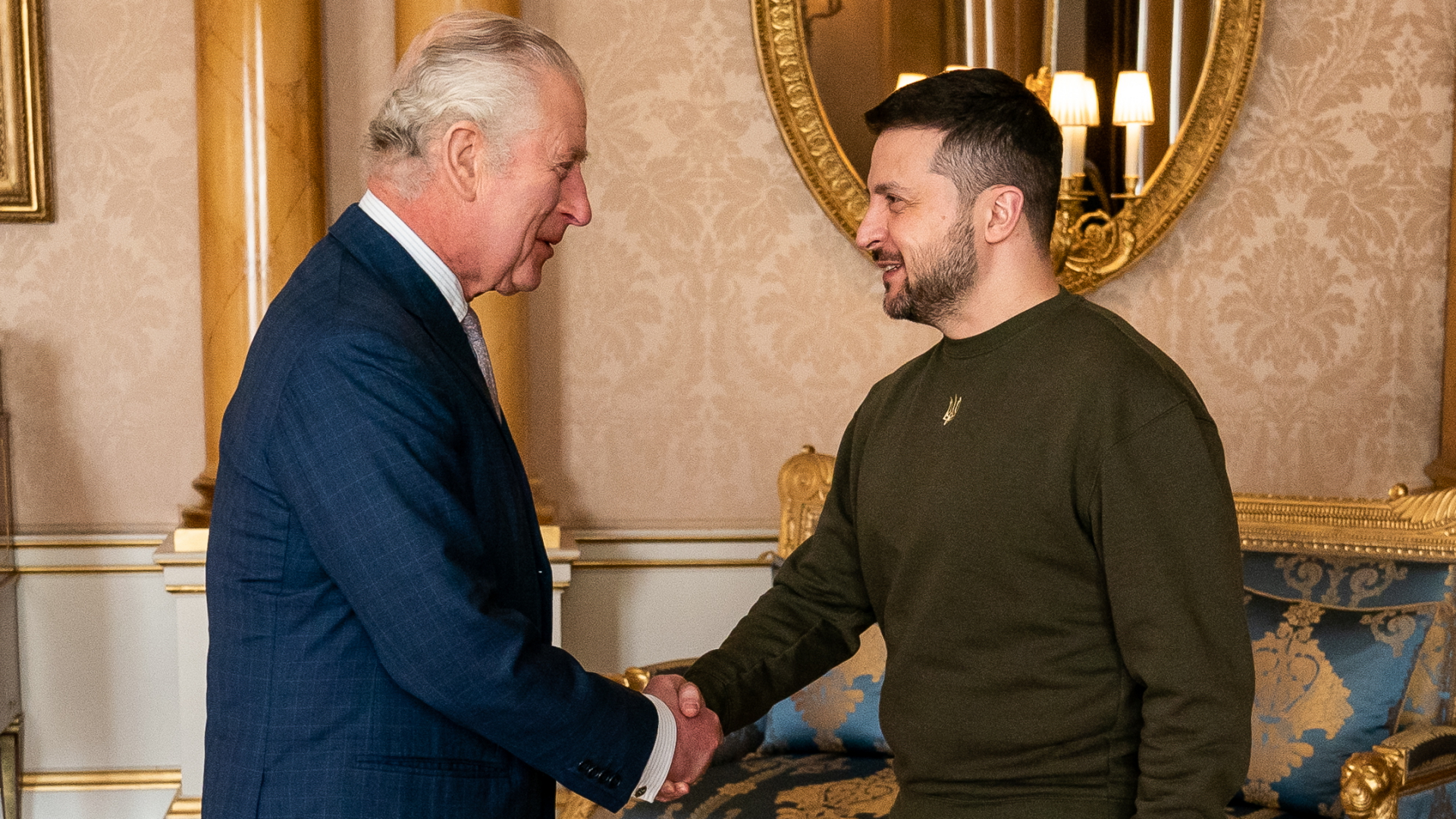 König Charles III. begrüßt den ukrainischen Präsidenten Selenskyj im Buckingham Palast. | dpa
